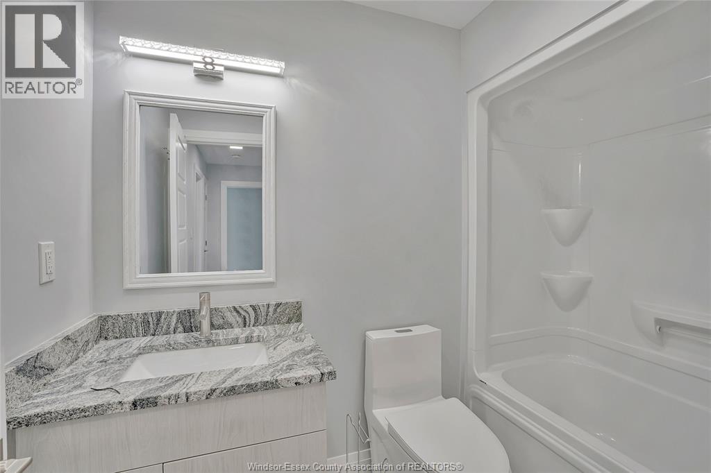 1044 Howard Avenue Unit# A, Windsor, ON - Indoor Photo Showing Bathroom