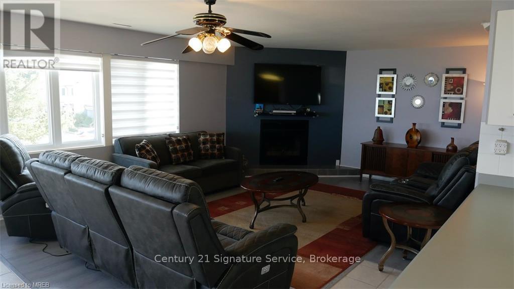 60 - 209472 Highway 26 W, Collingwood, ON - Indoor Photo Showing Living Room