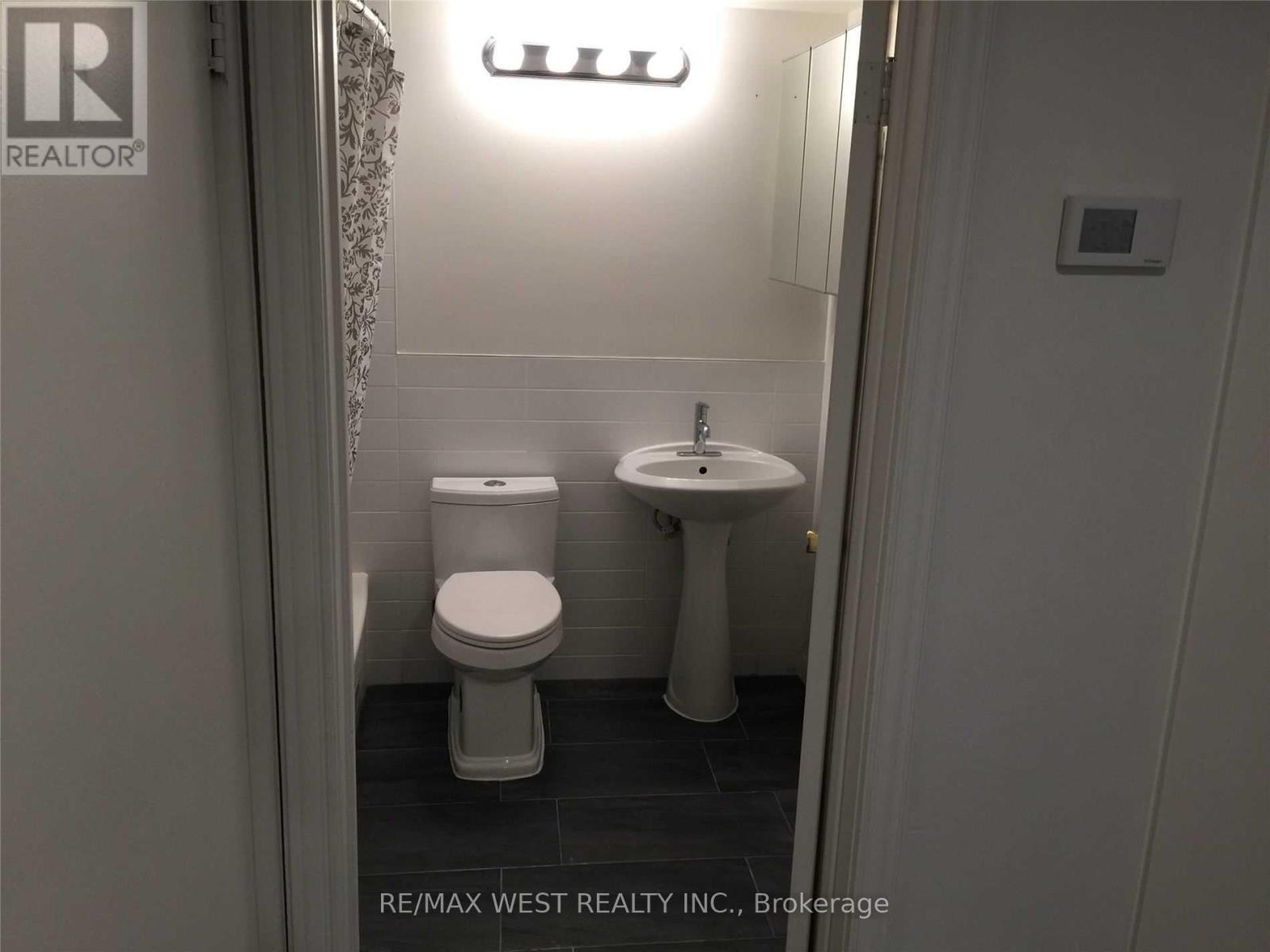 4 - 152 Dowling Avenue, Toronto, ON - Indoor Photo Showing Bathroom