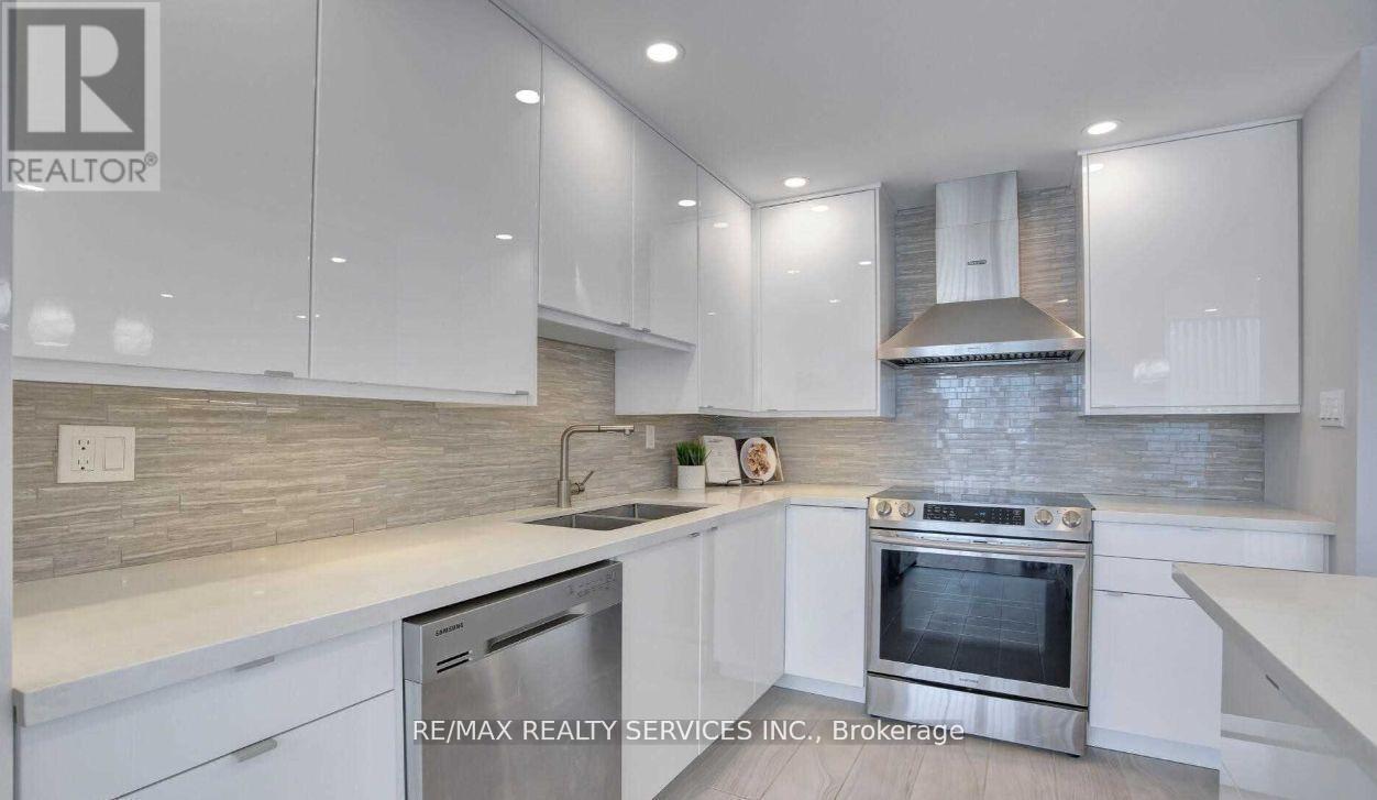 407 - 350 Webb Drive, Mississauga, ON - Indoor Photo Showing Kitchen With Stainless Steel Kitchen With Double Sink With Upgraded Kitchen