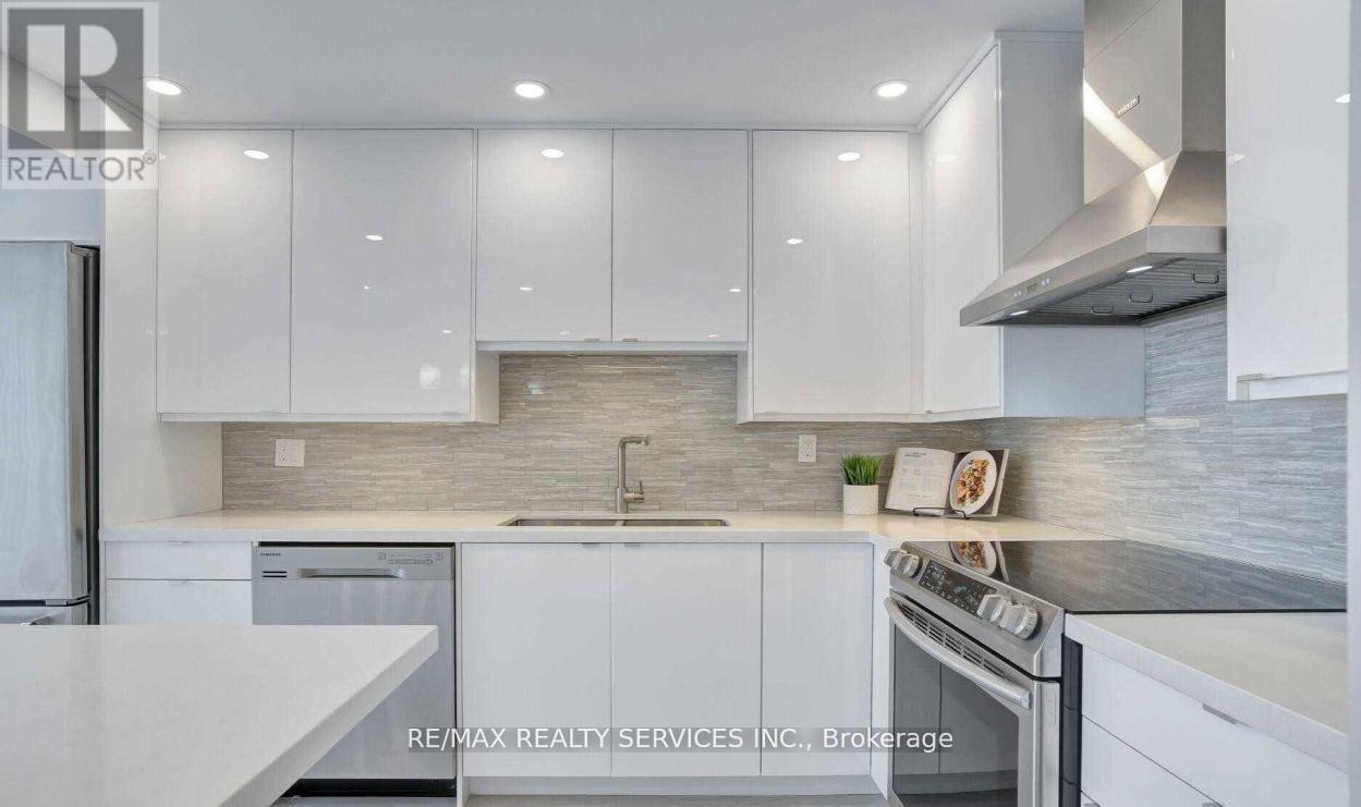 407 - 350 Webb Drive, Mississauga, ON - Indoor Photo Showing Kitchen With Upgraded Kitchen