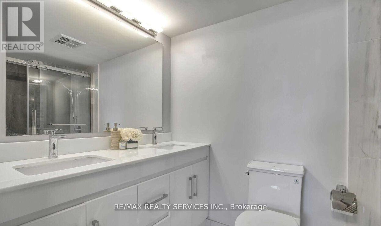 407 - 350 Webb Drive, Mississauga, ON - Indoor Photo Showing Bathroom