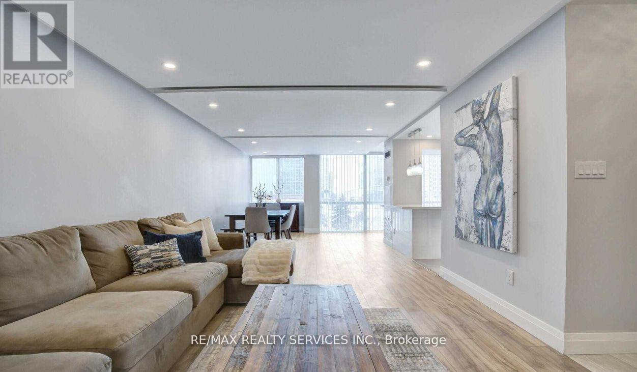 407 - 350 Webb Drive, Mississauga, ON - Indoor Photo Showing Living Room