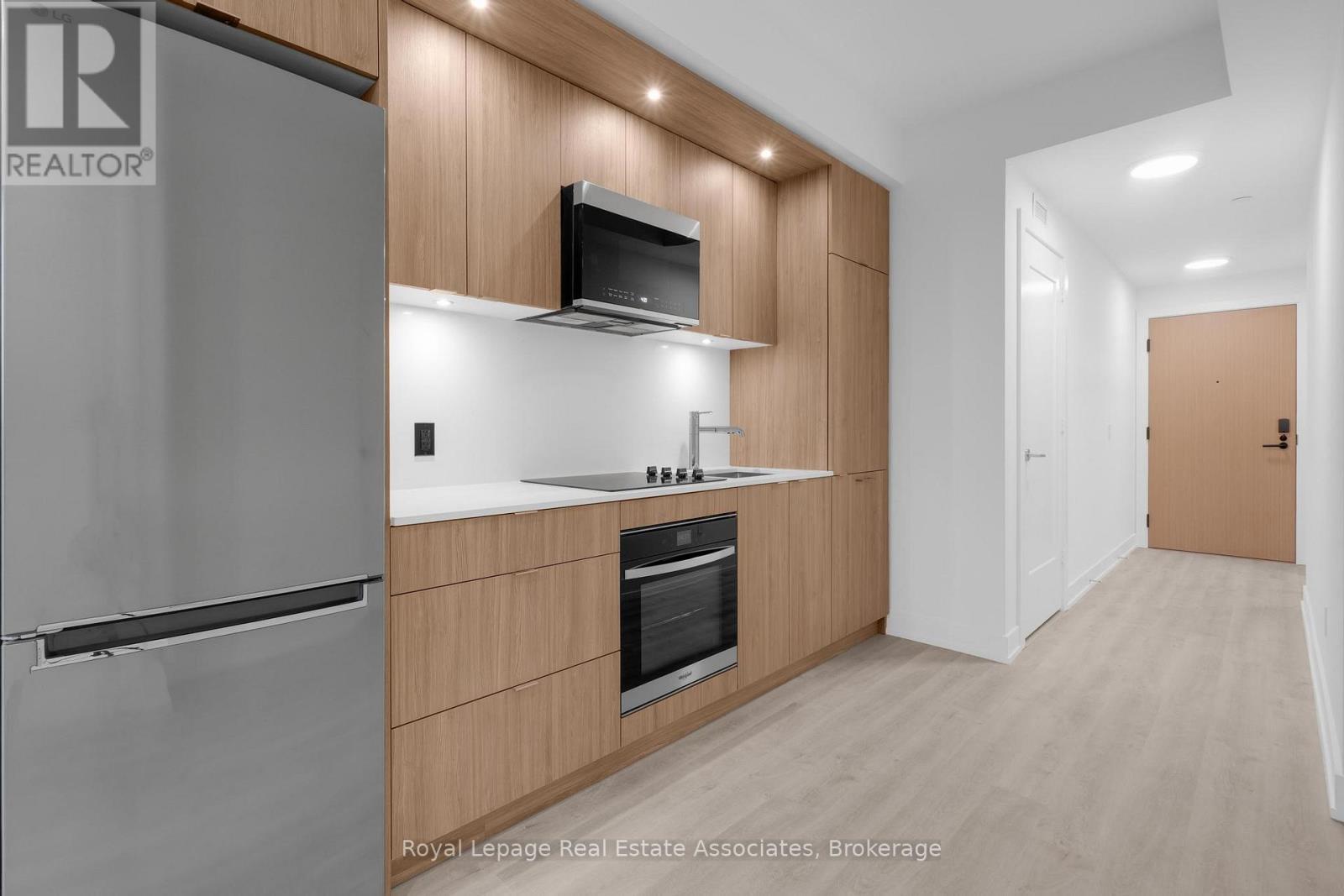 714 - 60 Central Park Roadway, Toronto, ON - Indoor Photo Showing Kitchen