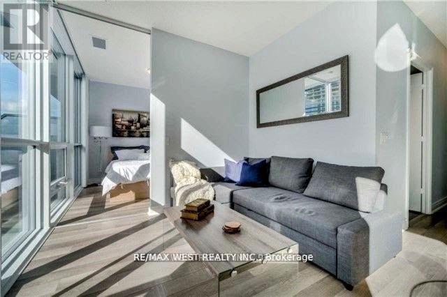 407 - 80 Marine Parade Drive, Toronto, ON - Indoor Photo Showing Living Room