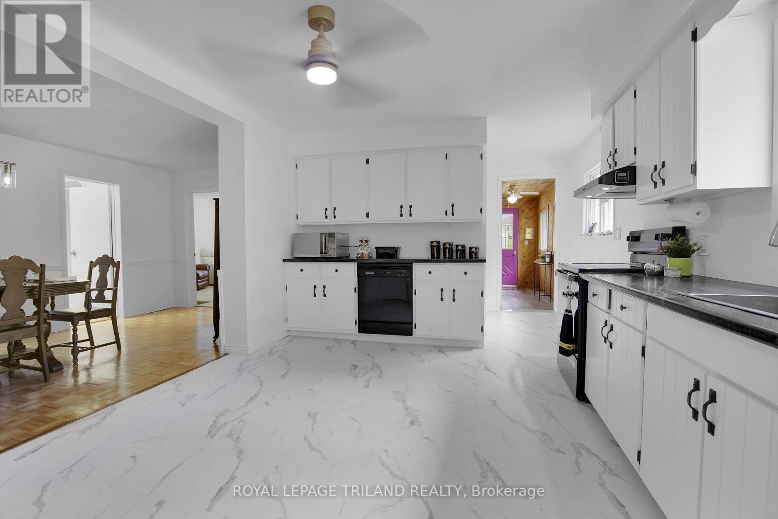 209 Water Street, Lucan Biddulph (Lucan), ON - Indoor Photo Showing Kitchen