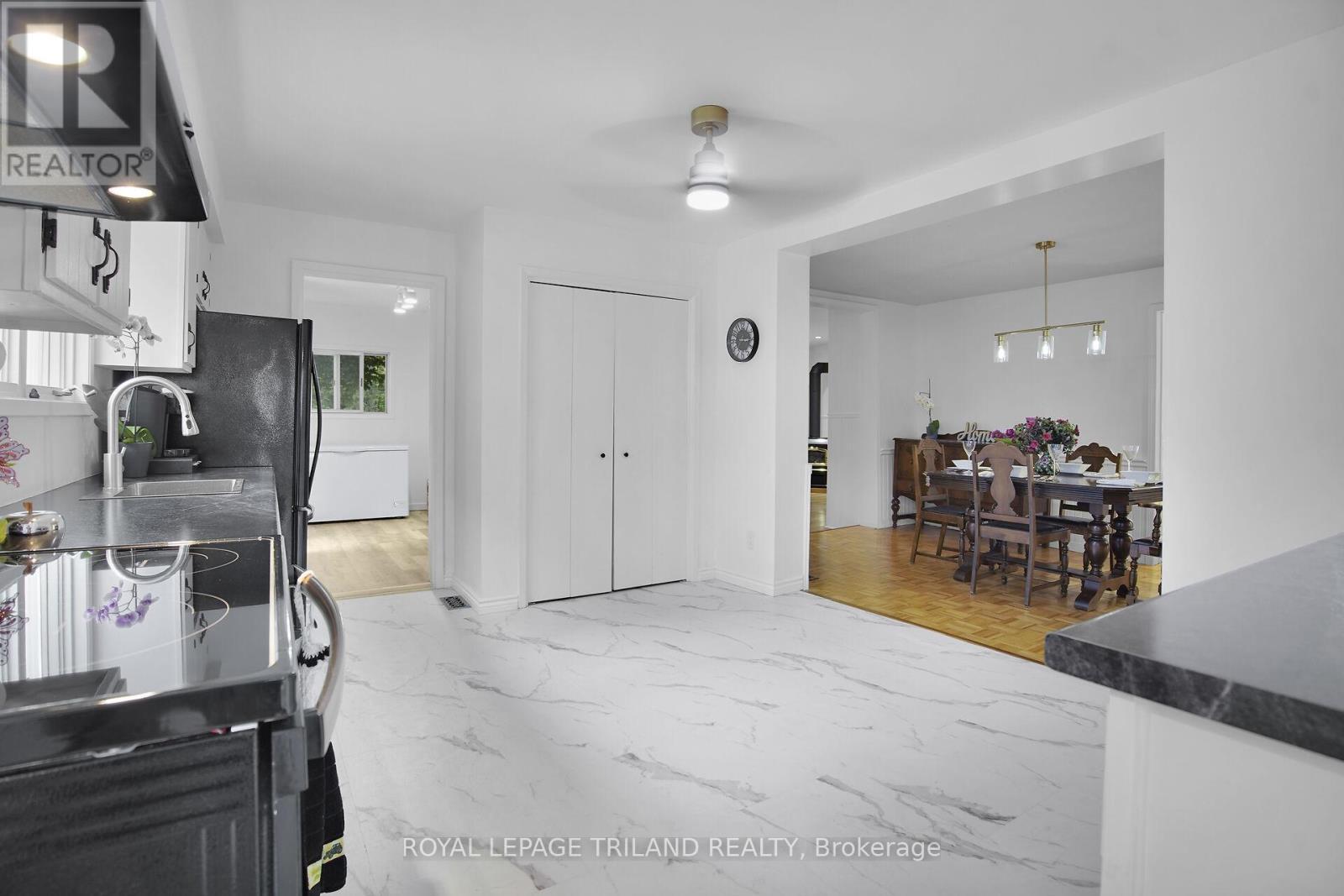 209 Water Street, Lucan Biddulph (Lucan), ON - Indoor Photo Showing Kitchen