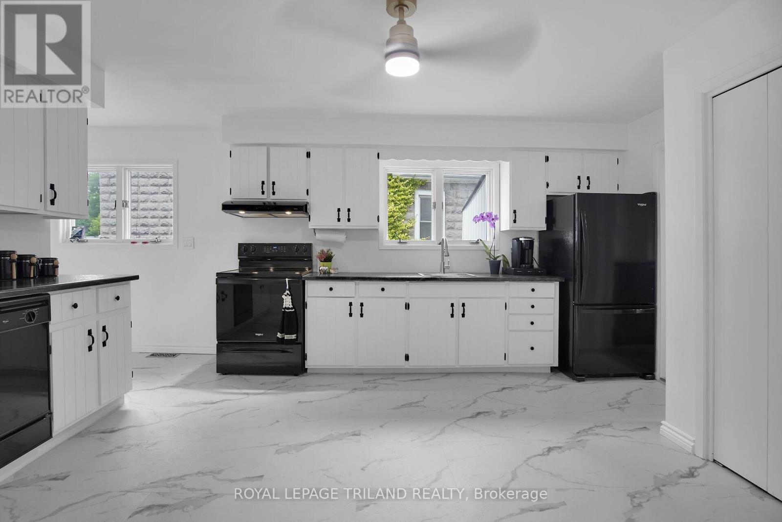 209 Water Street, Lucan Biddulph (Lucan), ON - Indoor Photo Showing Kitchen