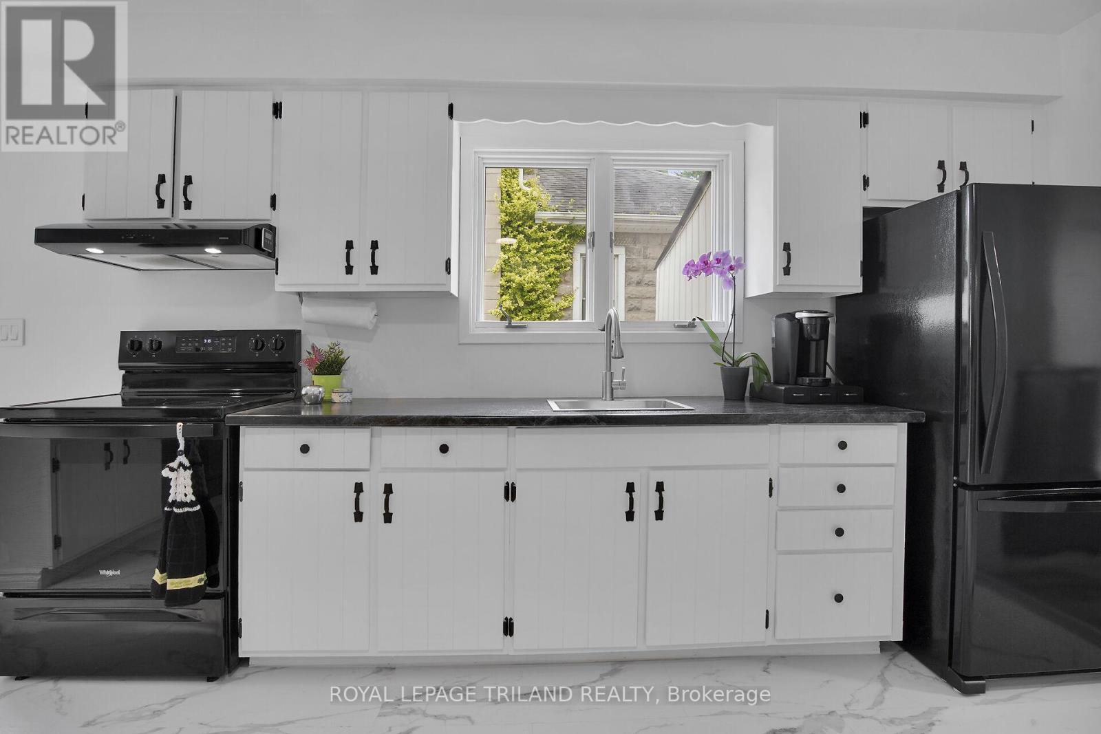 209 Water Street, Lucan Biddulph (Lucan), ON - Indoor Photo Showing Kitchen