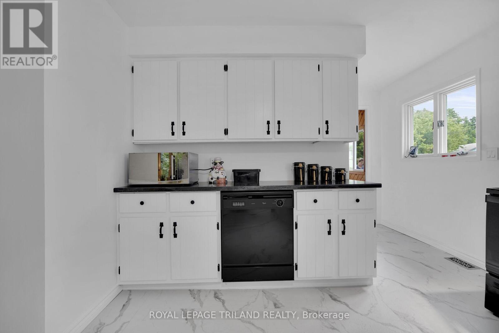 209 Water Street, Lucan Biddulph (Lucan), ON - Indoor Photo Showing Kitchen