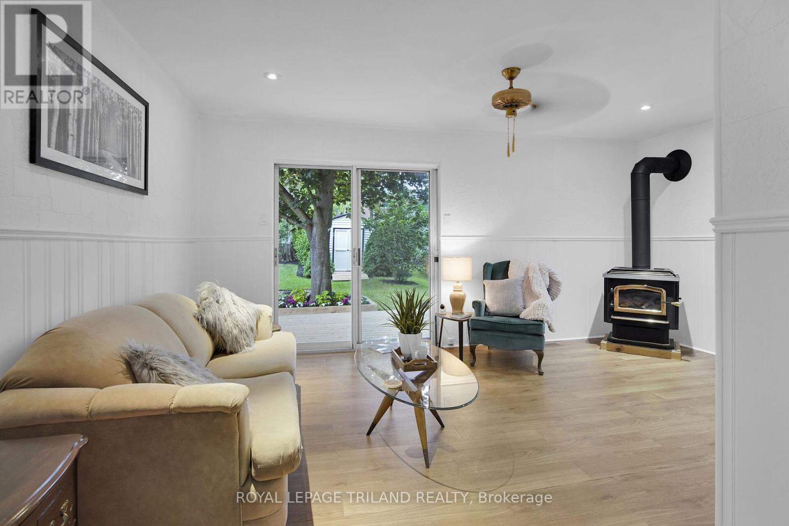 209 Water Street, Lucan Biddulph (Lucan), ON - Indoor Photo Showing Living Room With Fireplace