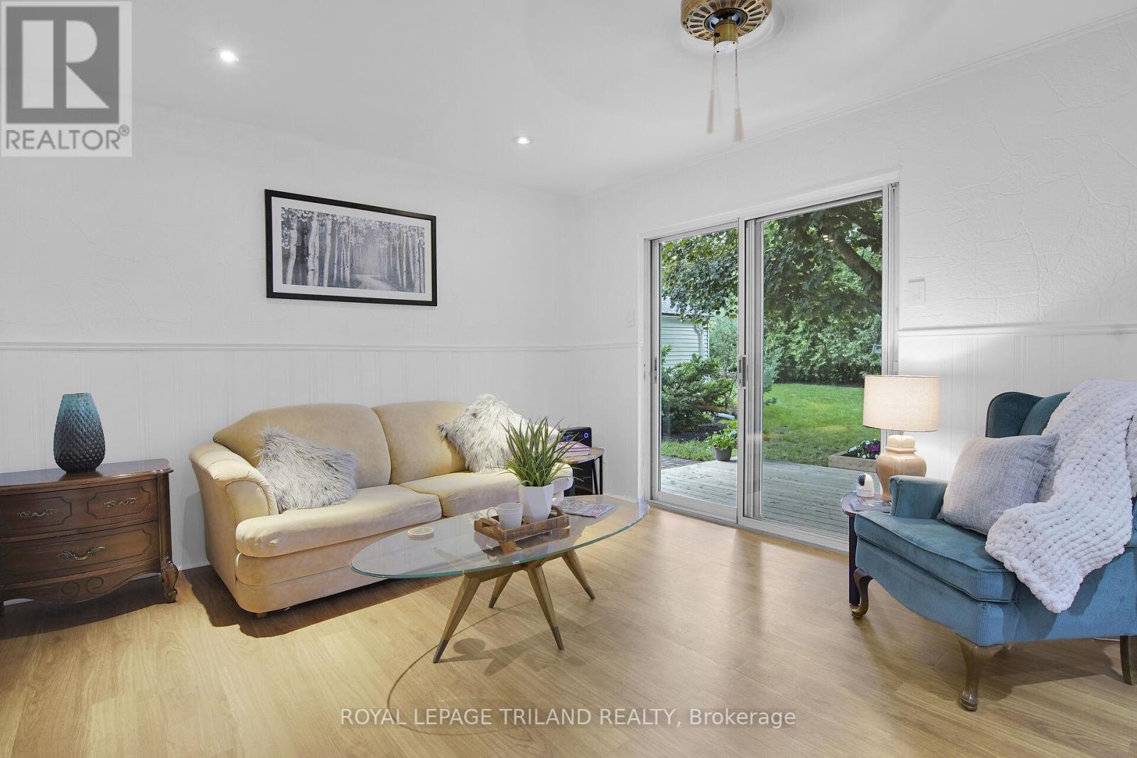 209 Water Street, Lucan Biddulph (Lucan), ON - Indoor Photo Showing Living Room