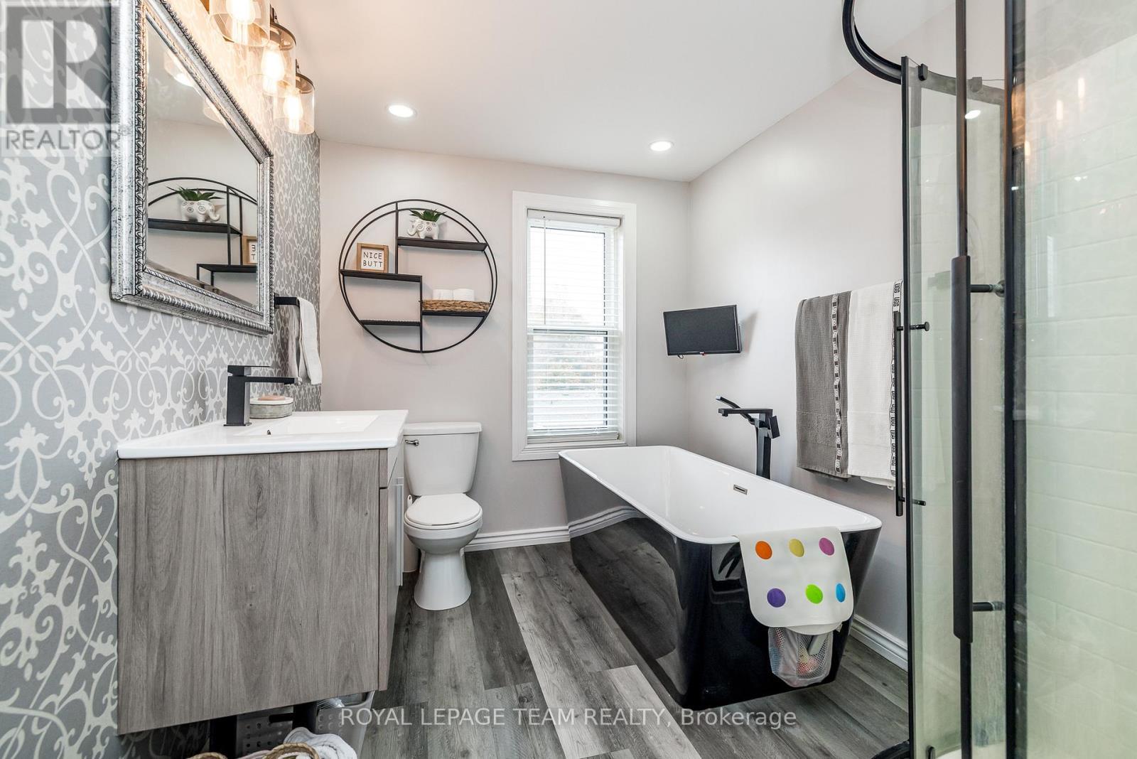 10528 Van Allen Road, North Dundas, ON - Indoor Photo Showing Bathroom