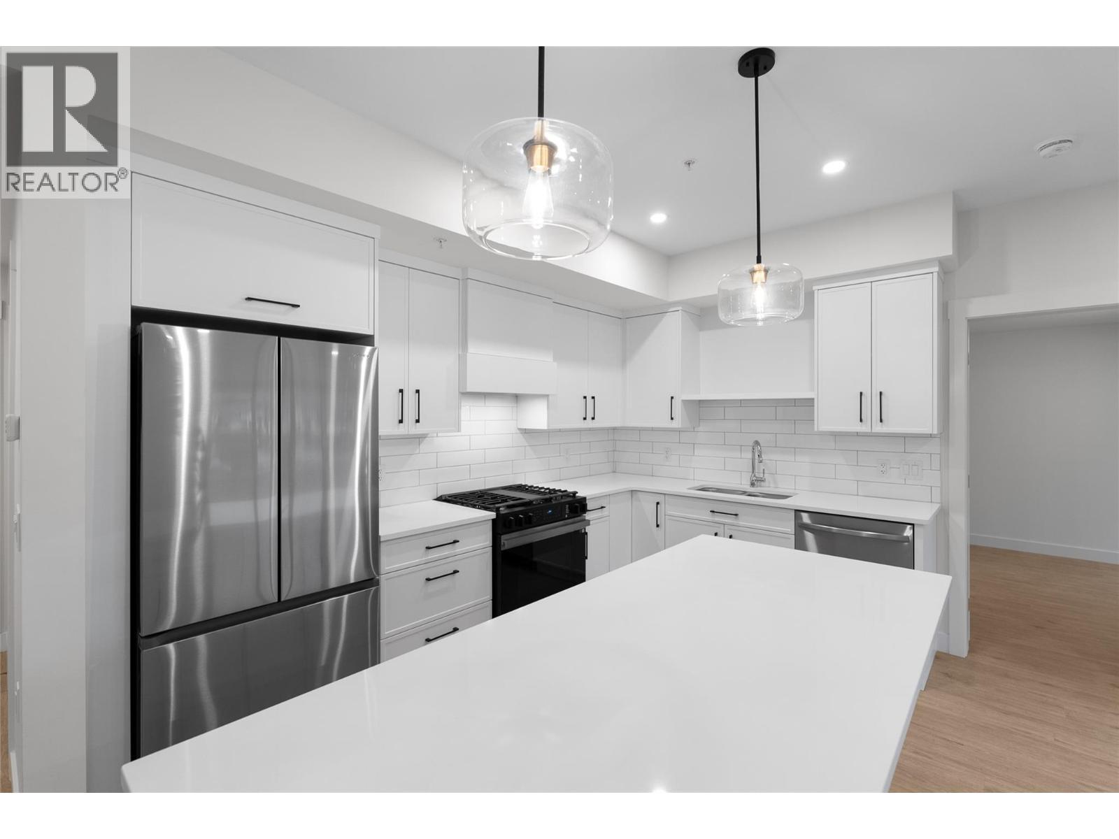 1844 Qu'Appelle Boulevard Unit# 101, Kamloops, BC - Indoor Photo Showing Kitchen With Upgraded Kitchen