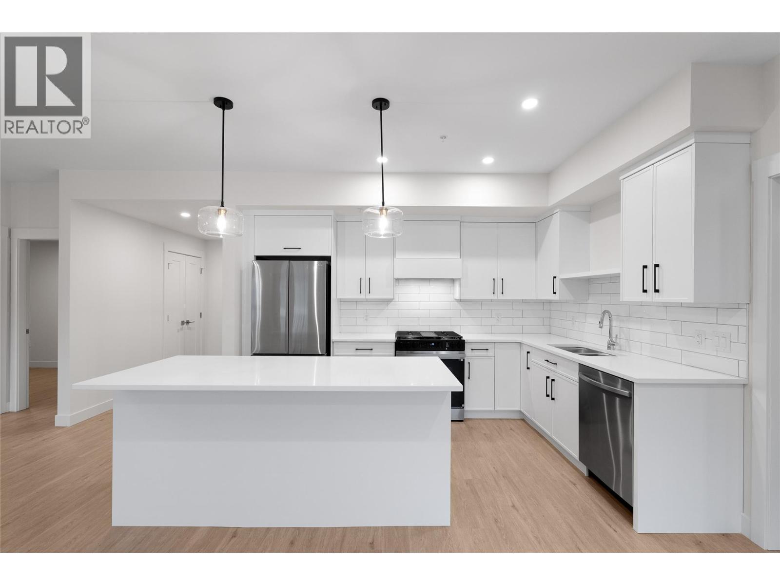 1844 Qu'Appelle Boulevard Unit# 101, Kamloops, BC - Indoor Photo Showing Kitchen With Upgraded Kitchen