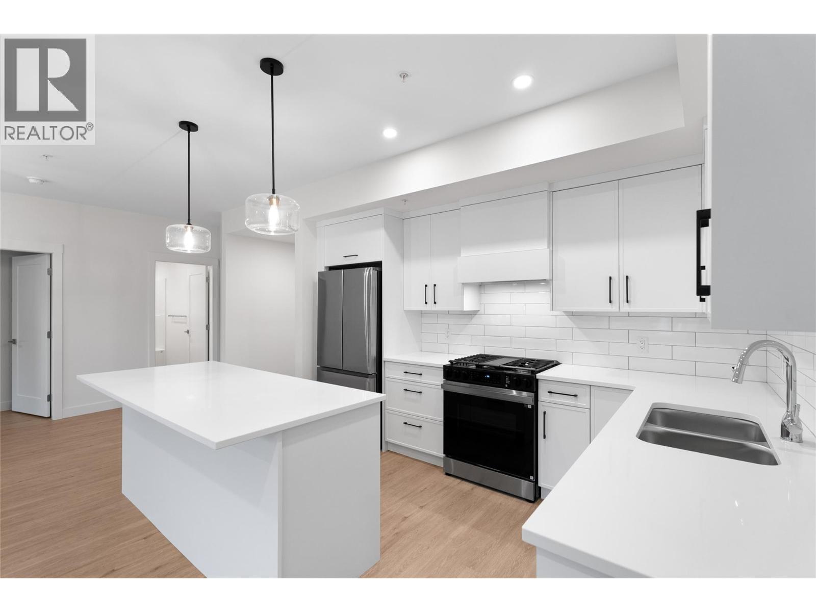 1844 Qu'Appelle Boulevard Unit# 101, Kamloops, BC - Indoor Photo Showing Kitchen With Double Sink With Upgraded Kitchen