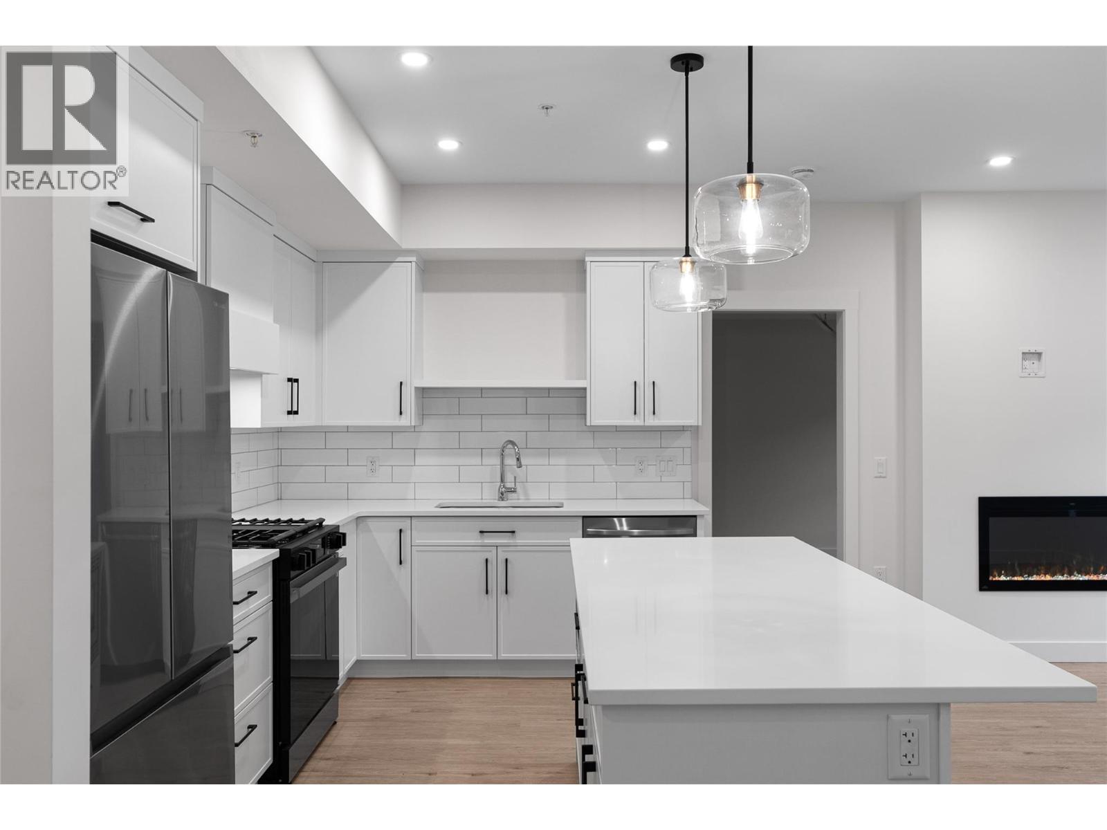 1844 Qu'Appelle Boulevard Unit# 101, Kamloops, BC - Indoor Photo Showing Kitchen With Upgraded Kitchen