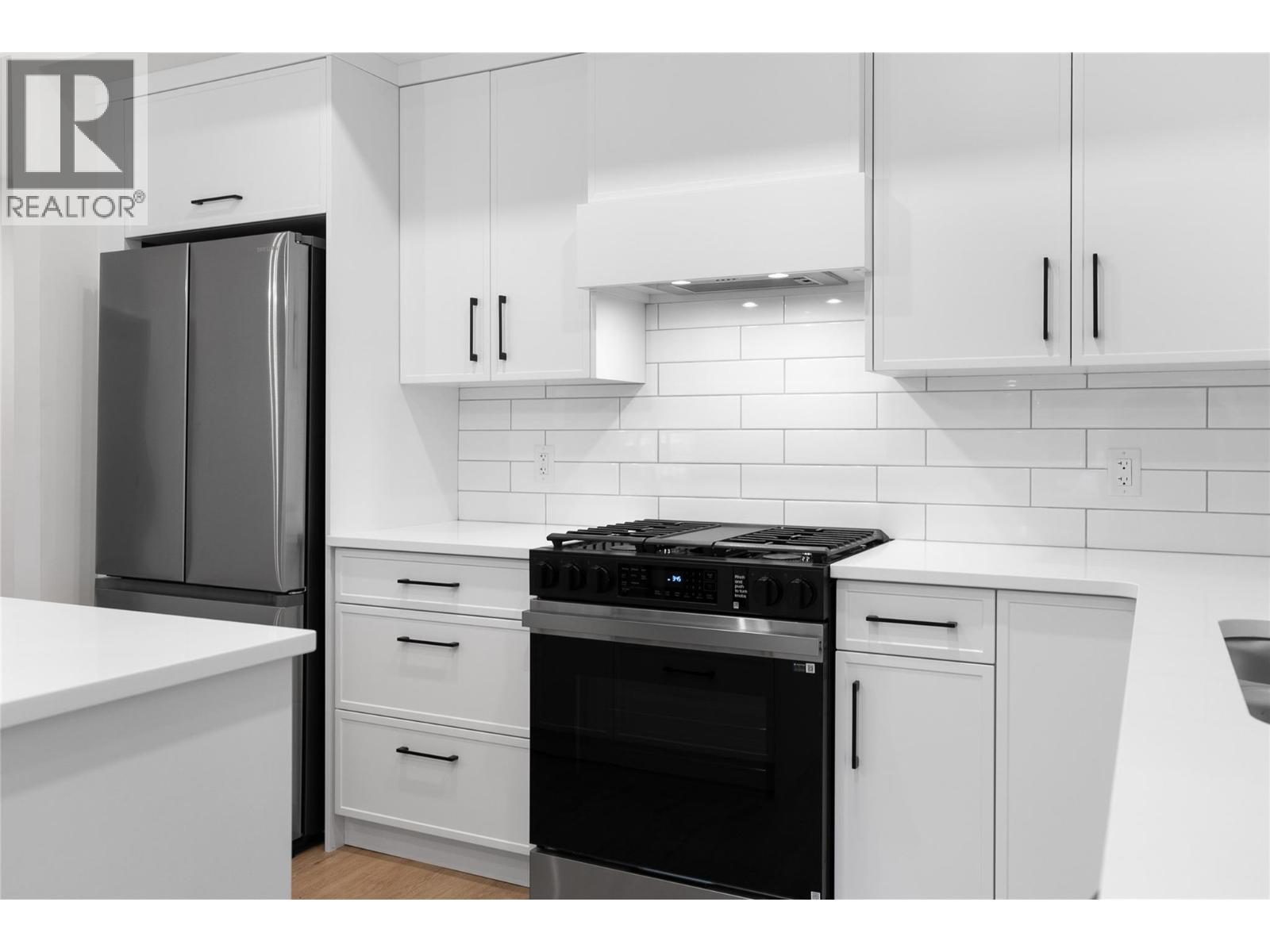 1844 Qu'Appelle Boulevard Unit# 101, Kamloops, BC - Indoor Photo Showing Kitchen With Upgraded Kitchen