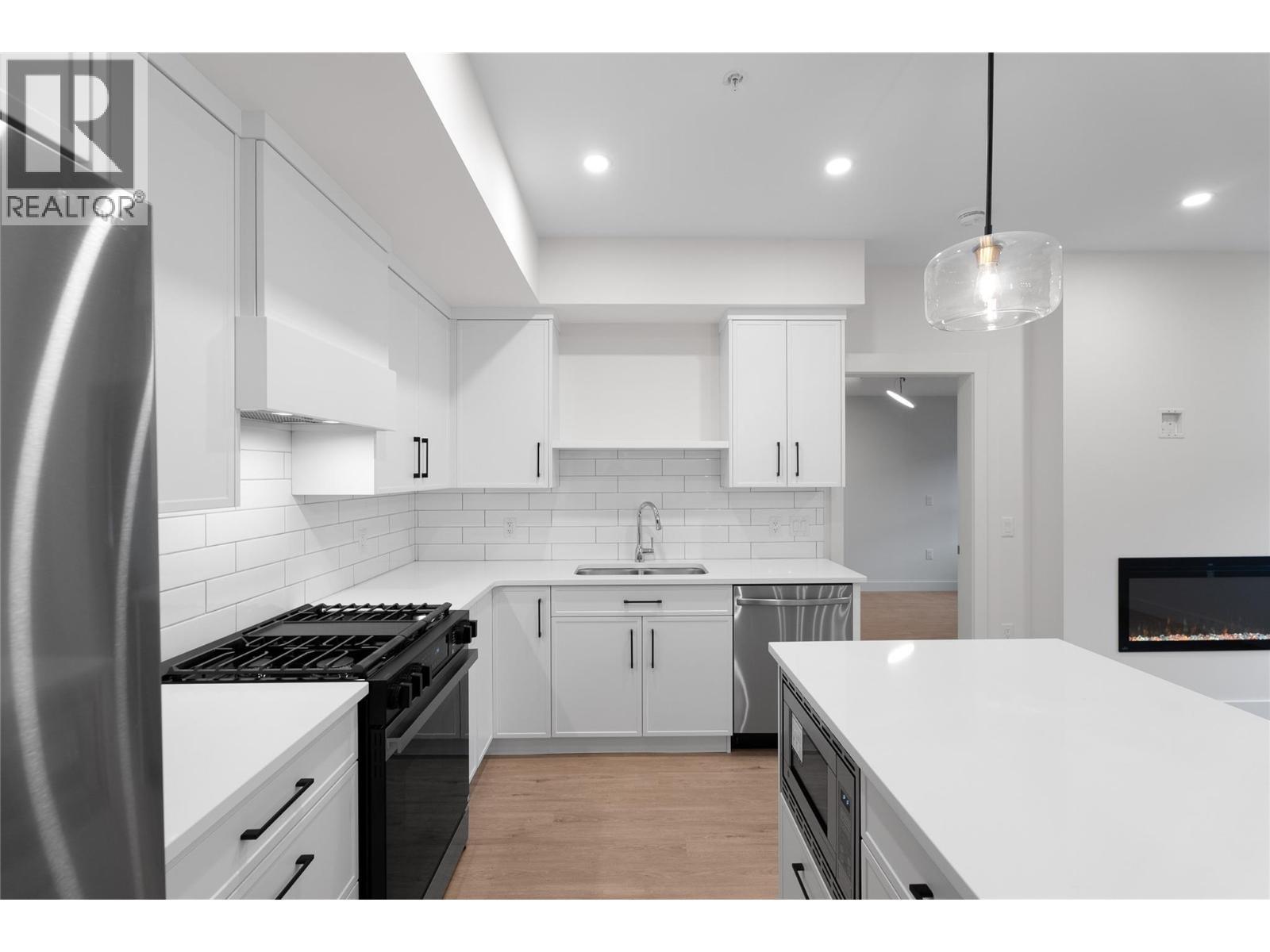 1844 Qu'Appelle Boulevard Unit# 101, Kamloops, BC - Indoor Photo Showing Kitchen With Upgraded Kitchen