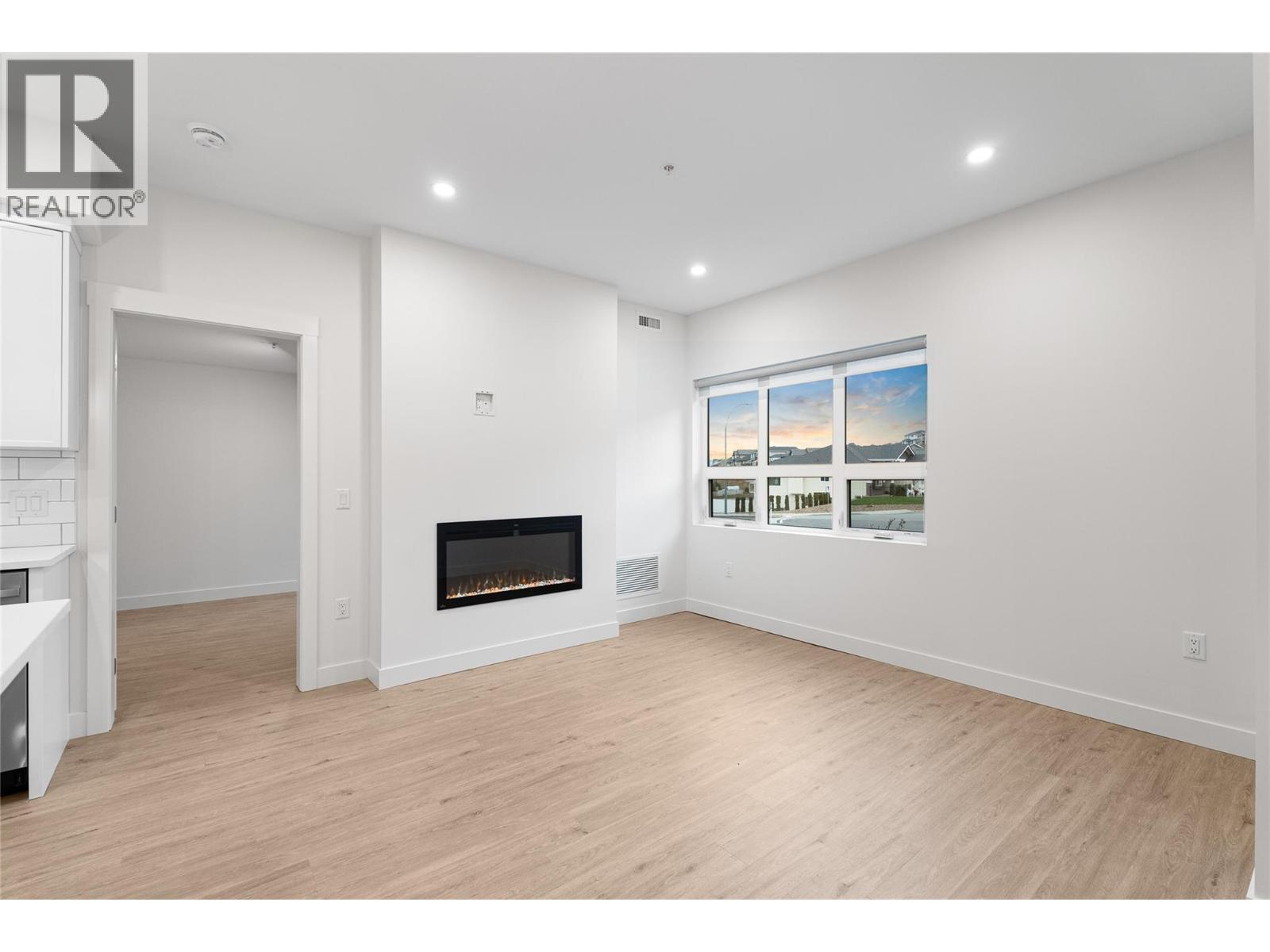 1844 Qu'Appelle Boulevard Unit# 101, Kamloops, BC - Indoor With Fireplace