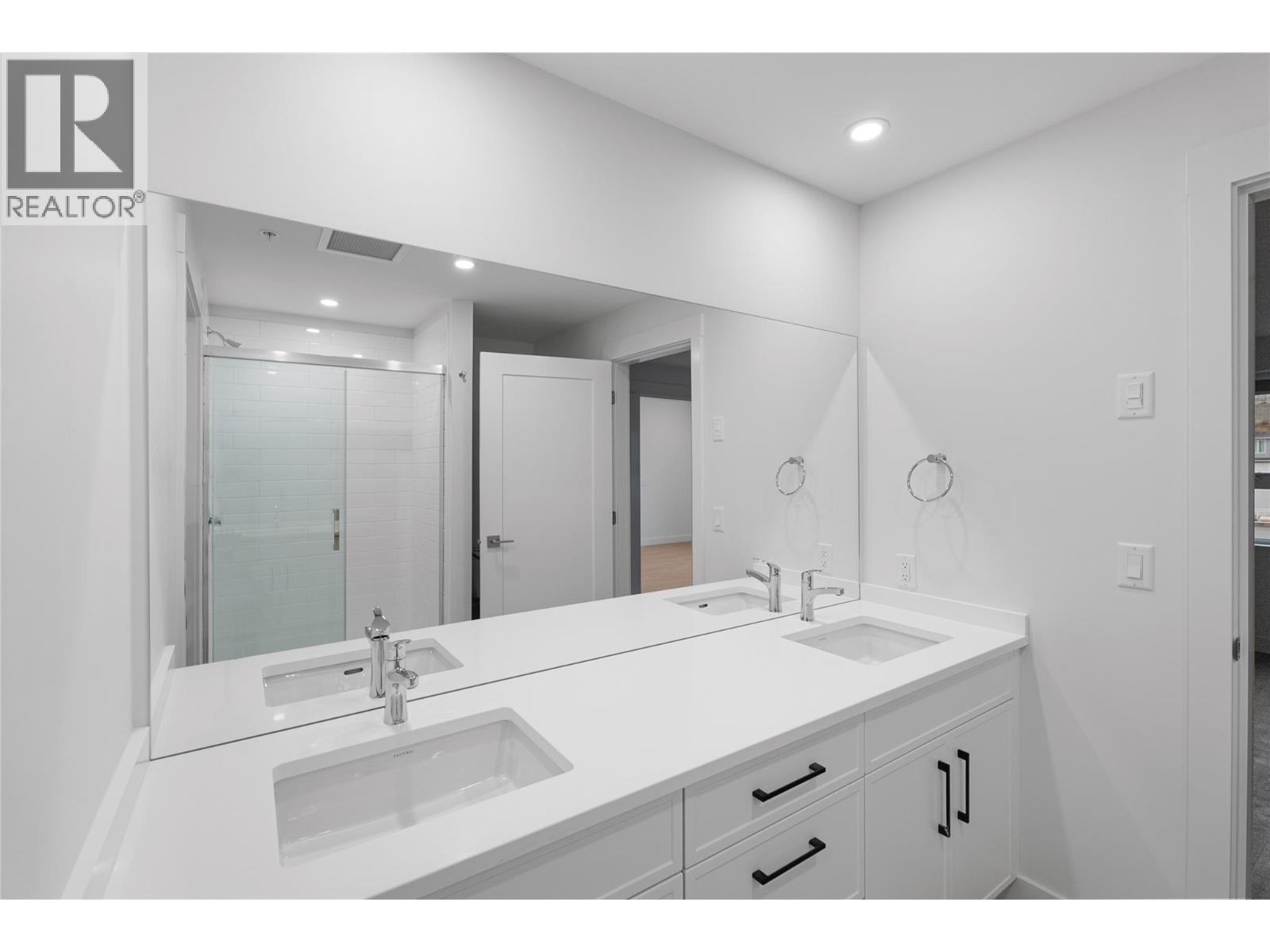 1844 Qu'Appelle Boulevard Unit# 101, Kamloops, BC - Indoor Photo Showing Bathroom