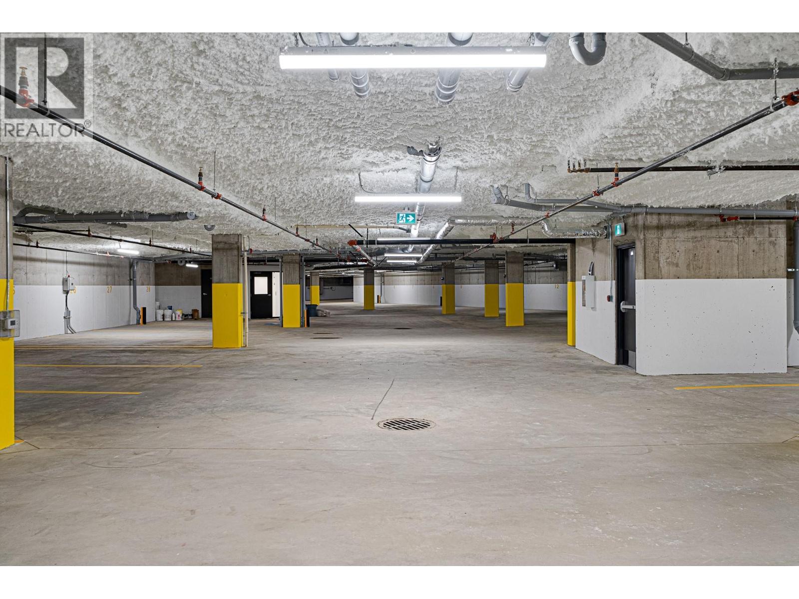 1844 Qu'Appelle Boulevard Unit# 101, Kamloops, BC - Indoor Photo Showing Garage