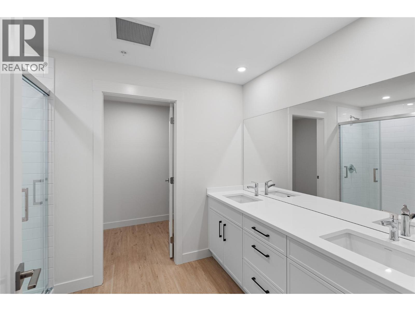 1844 Qu'Appelle Boulevard Unit# 101, Kamloops, BC - Indoor Photo Showing Bathroom