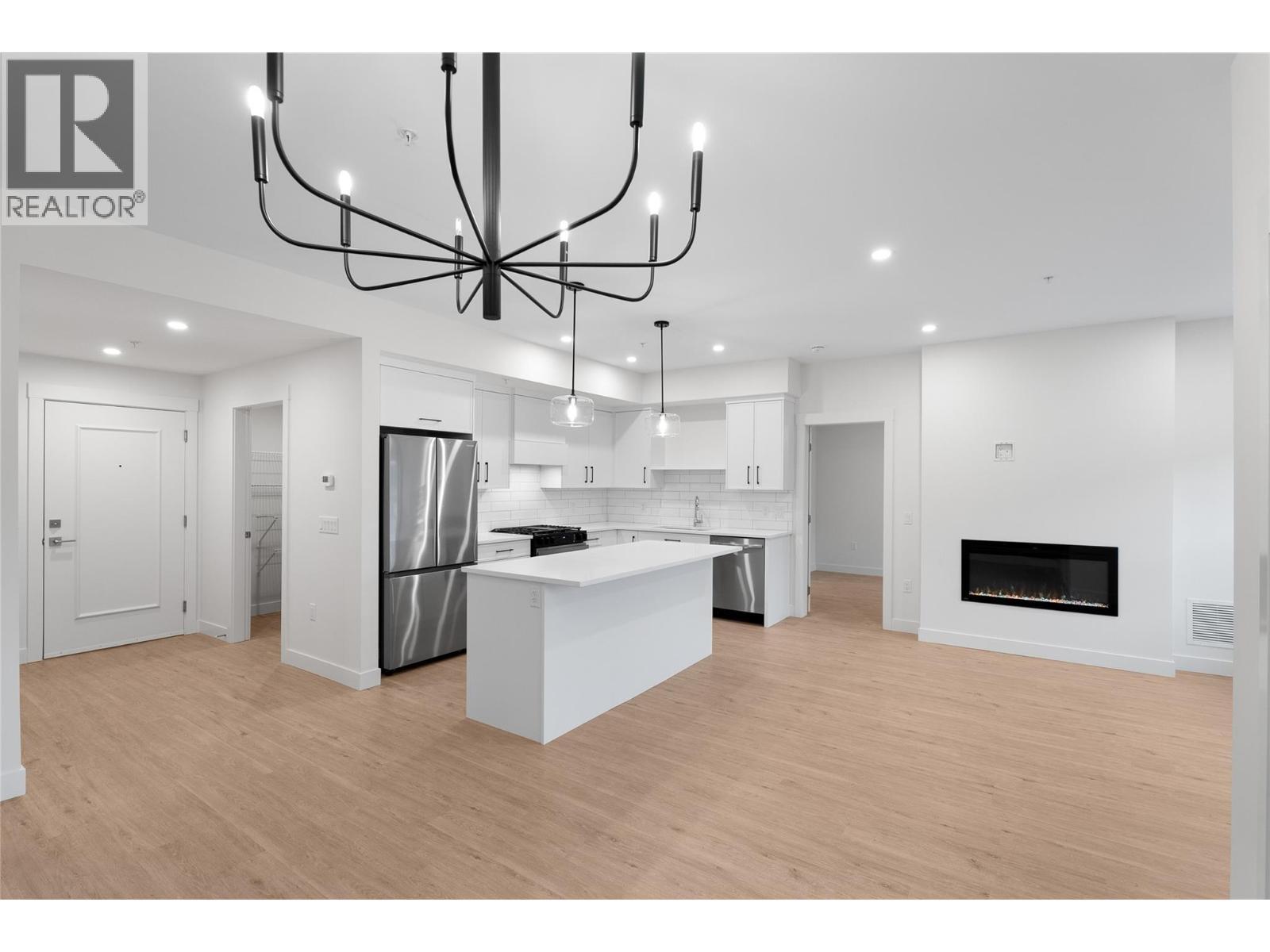 1844 Qu'Appelle Boulevard Unit# 101, Kamloops, BC - Indoor Photo Showing Kitchen With Upgraded Kitchen