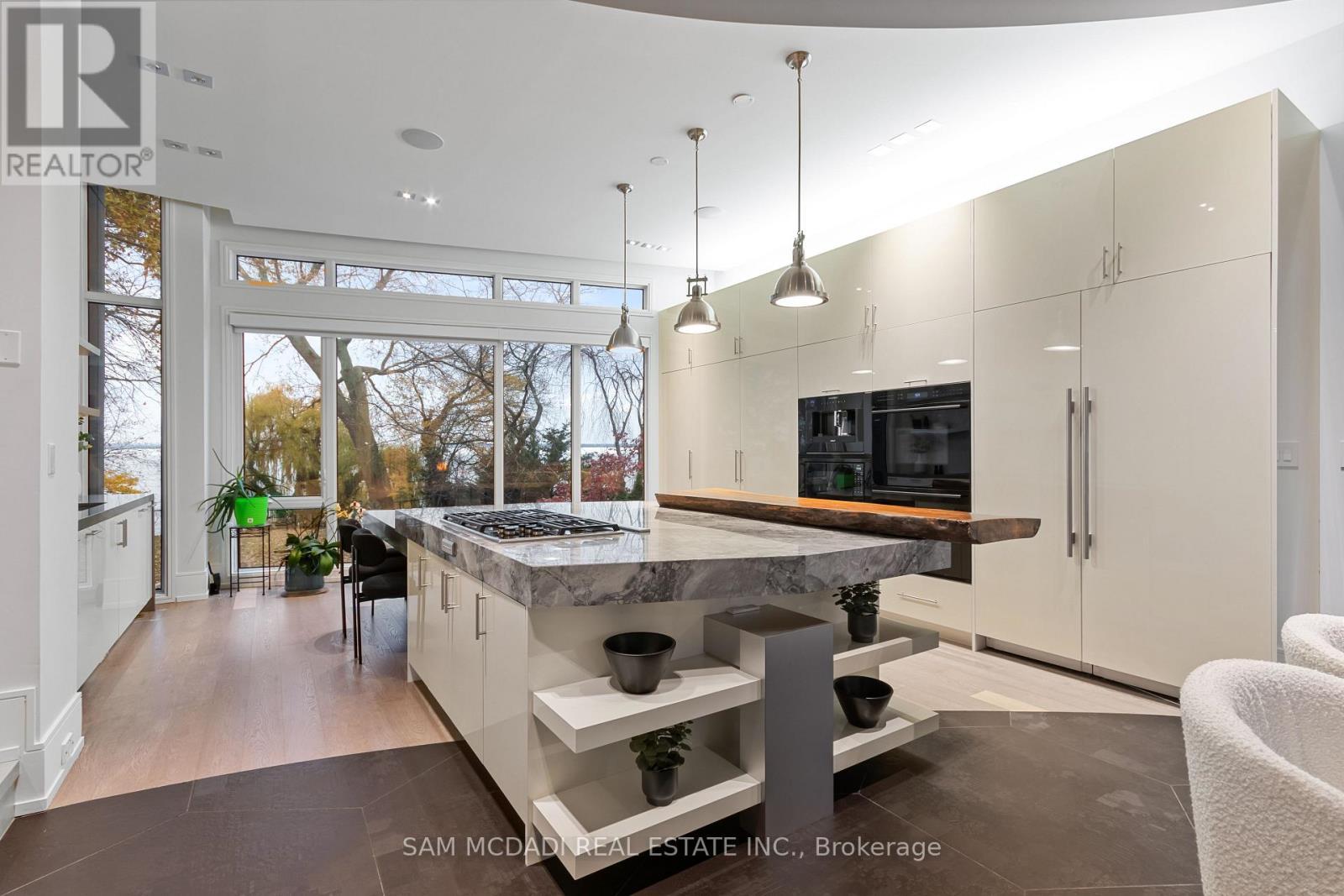 67 Lake Promenade, Toronto, ON - Indoor