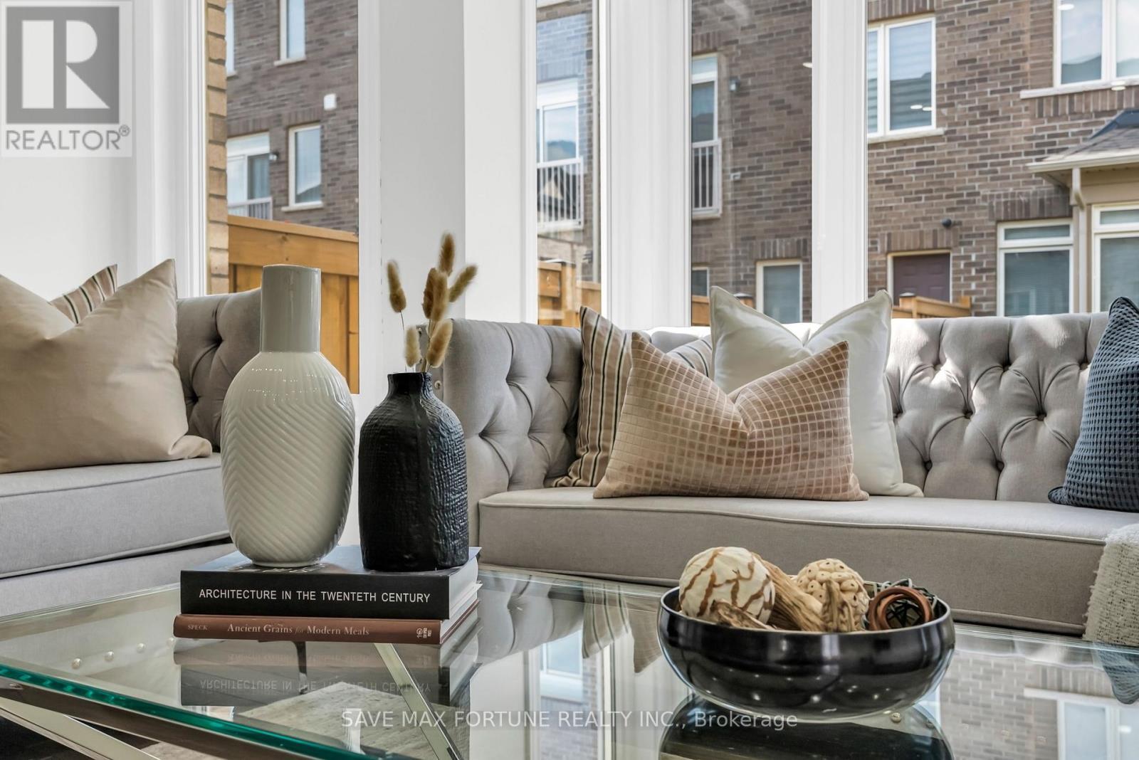 28 Gemma Place, Brampton, ON - Indoor Photo Showing Living Room
