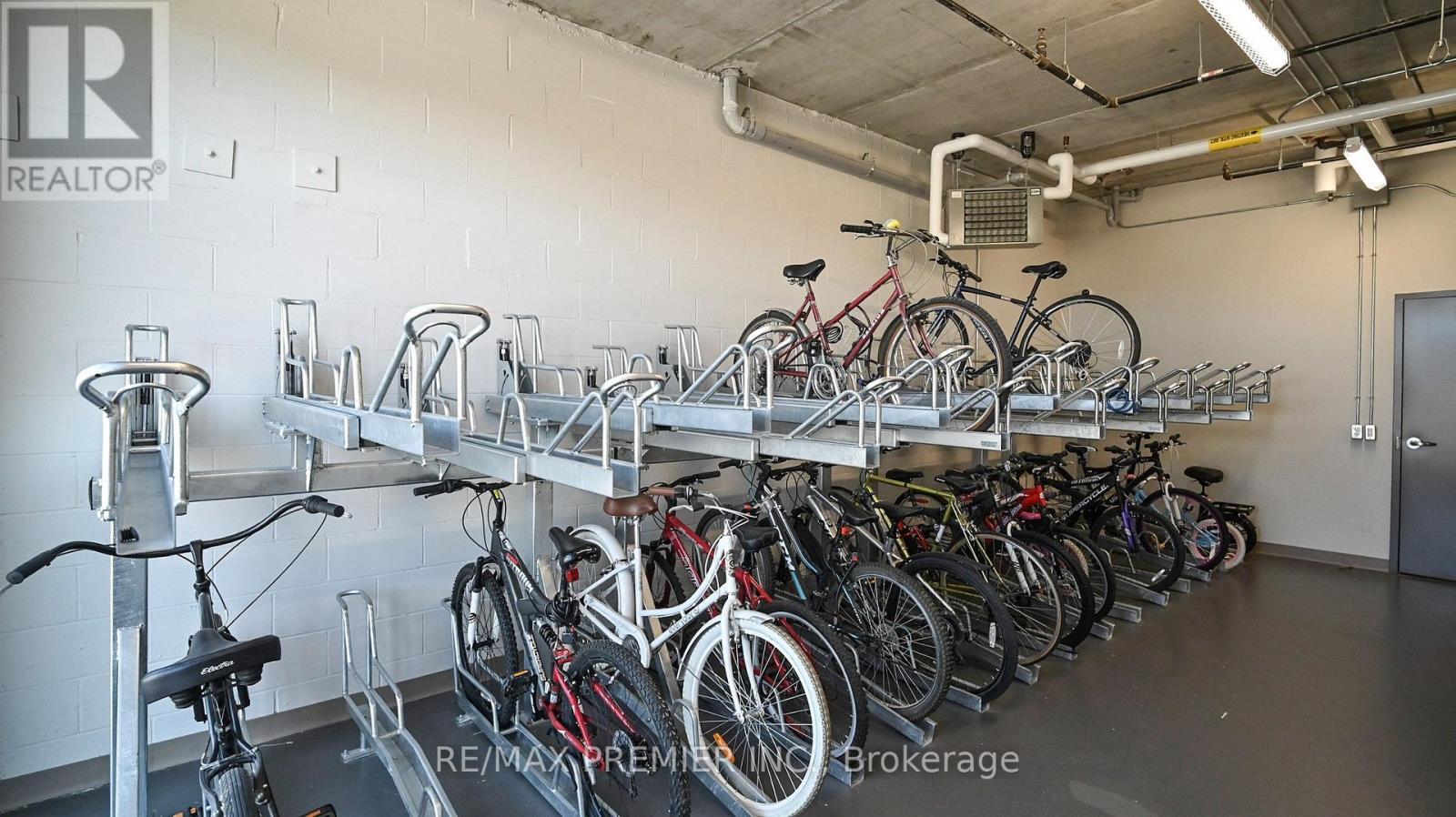 511 - 26 Lowes Road W, Guelph, ON - Indoor Photo Showing Garage
