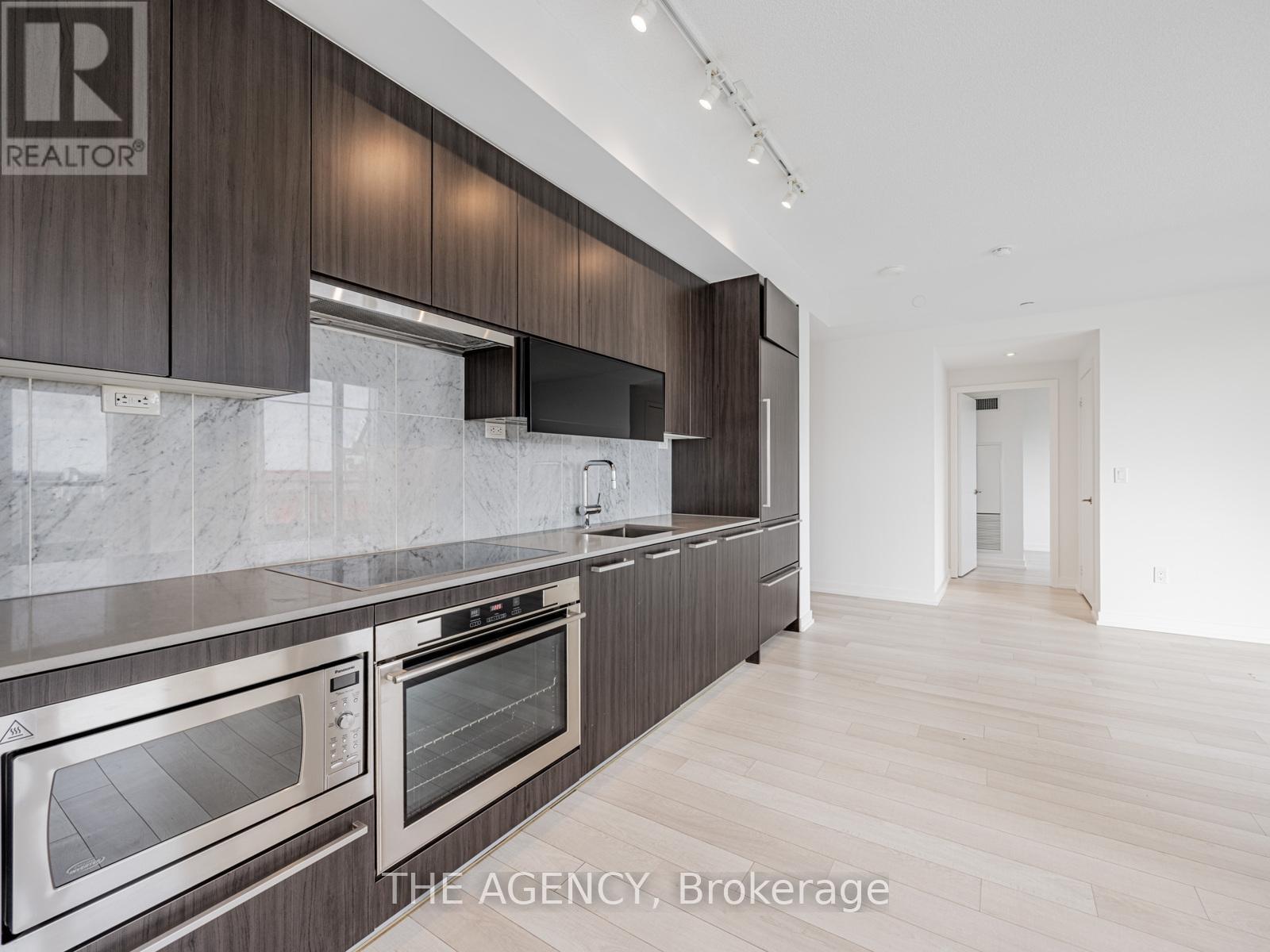 3702 - 117 Mcmahon Drive, Toronto, ON - Indoor Photo Showing Kitchen