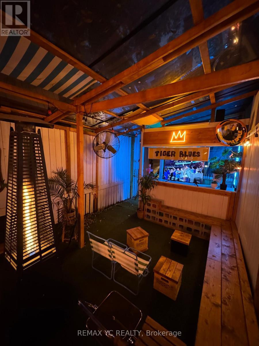 811 Queen Street W, Toronto, ON