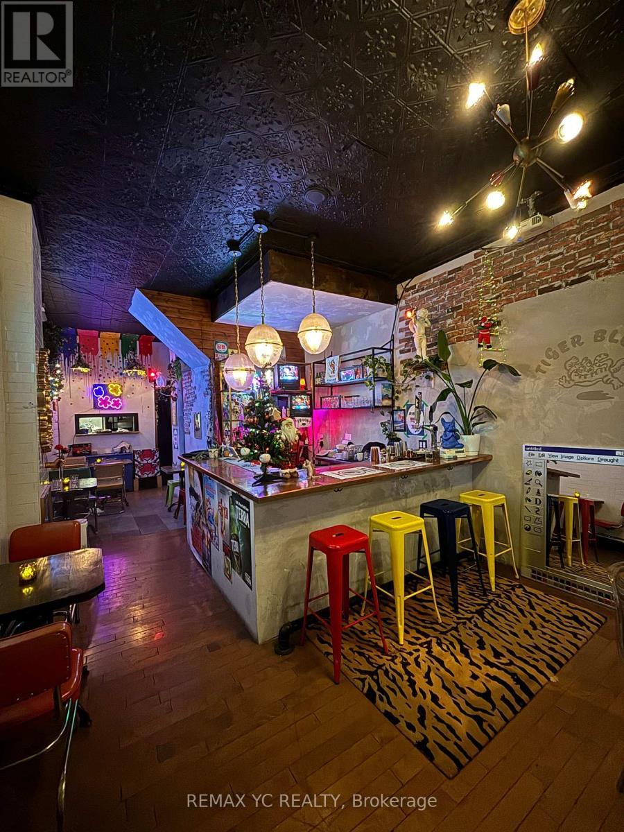 811 Queen Street W, Toronto, ON