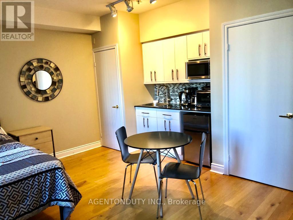 407 - 73 Richmond Street W, Toronto, ON - Indoor