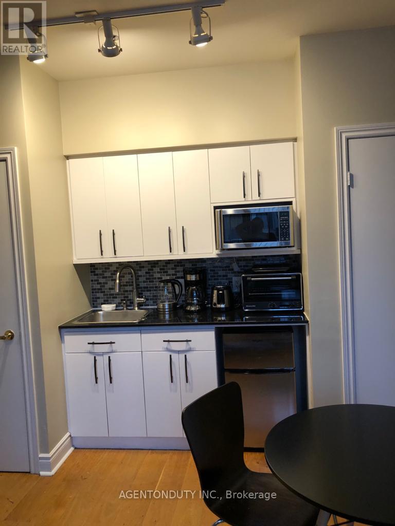 407 - 73 Richmond Street W, Toronto, ON - Indoor Photo Showing Kitchen