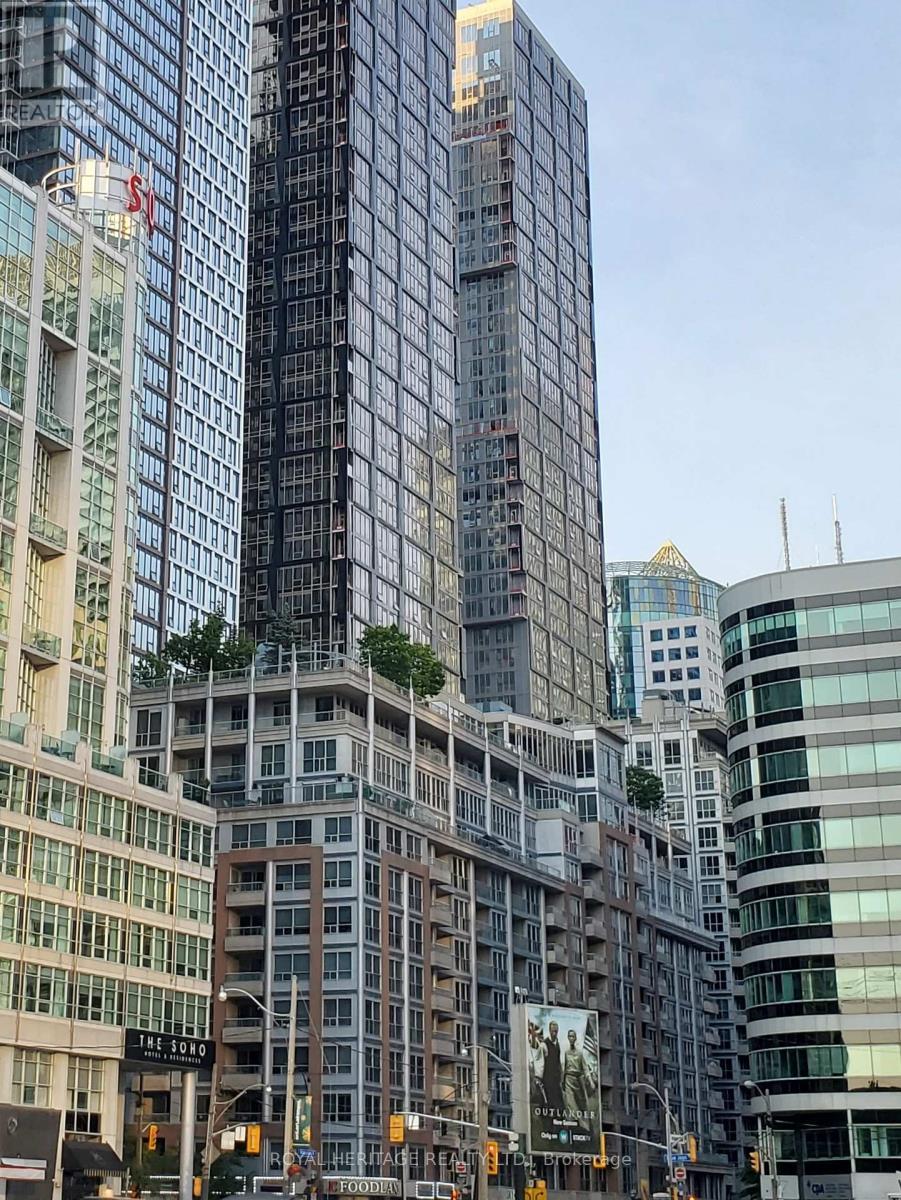 807 - 270 Wellington Street W, Toronto, ON - Outdoor With Facade