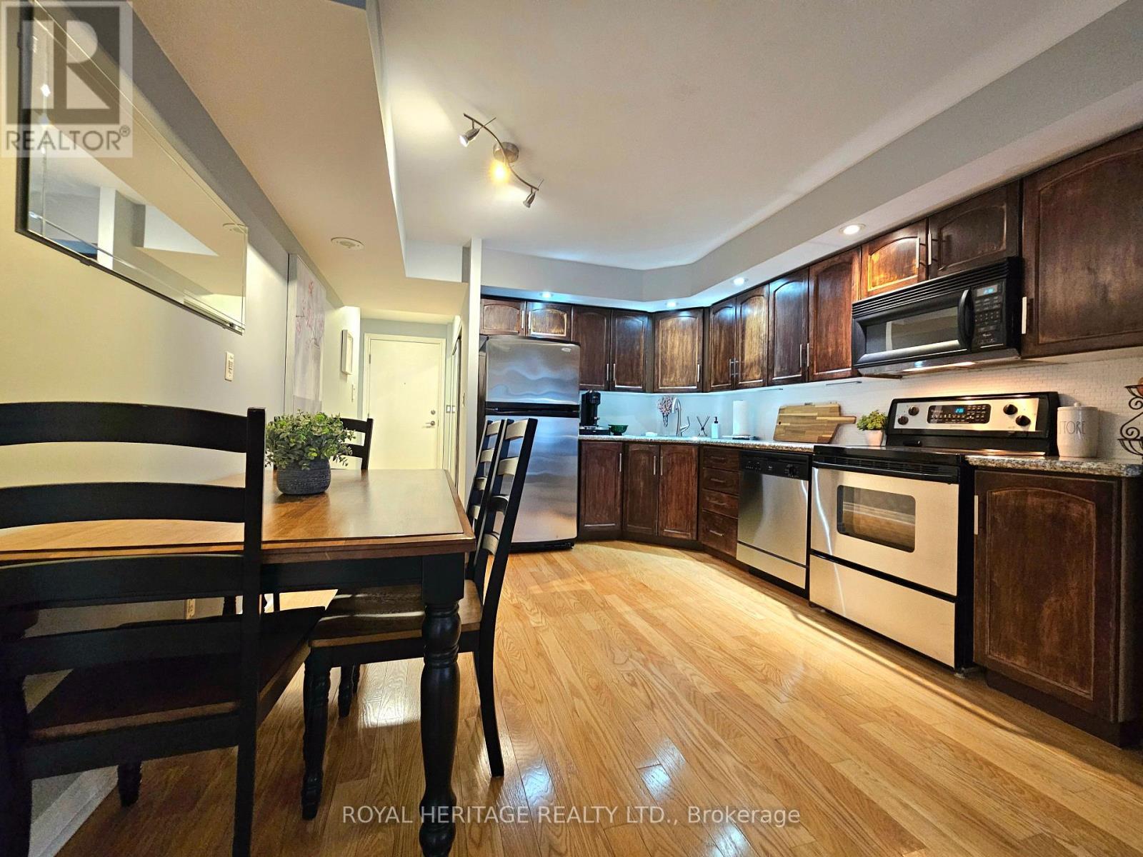 807 - 270 Wellington Street W, Toronto, ON - Indoor Photo Showing Kitchen