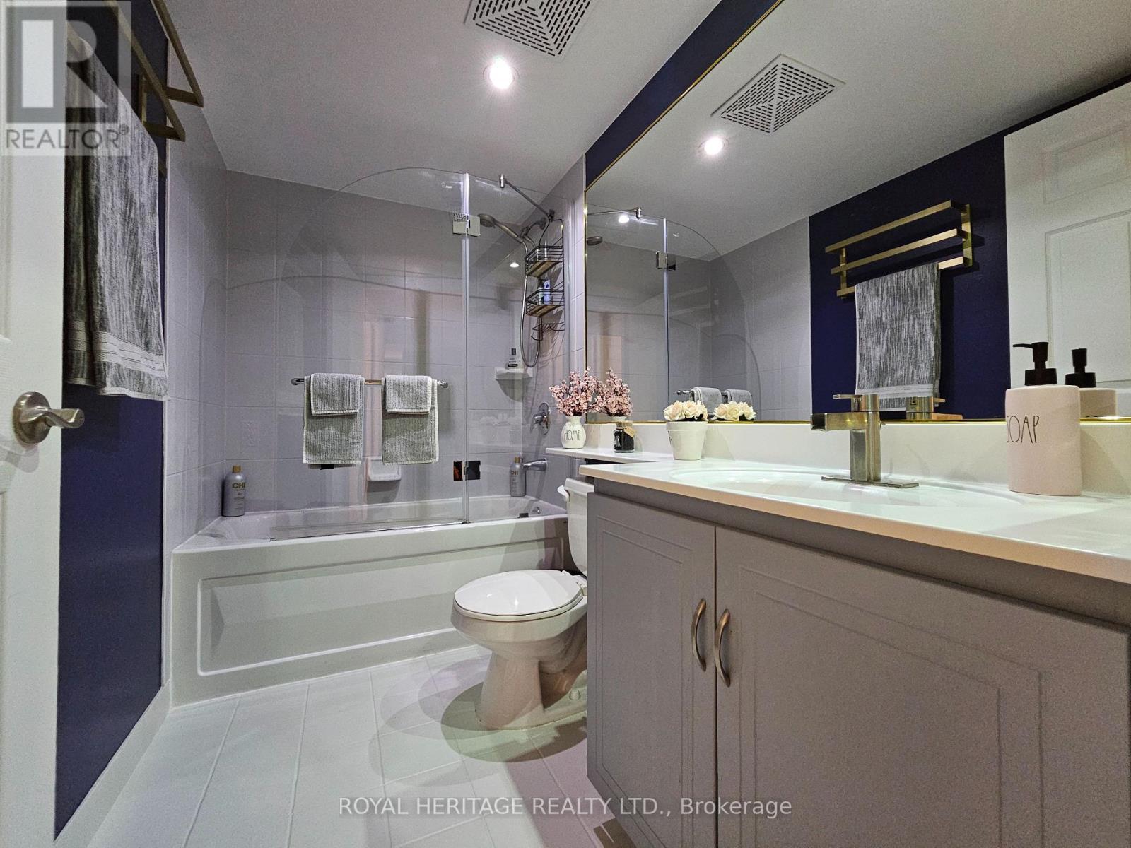 807 - 270 Wellington Street W, Toronto, ON - Indoor Photo Showing Bathroom