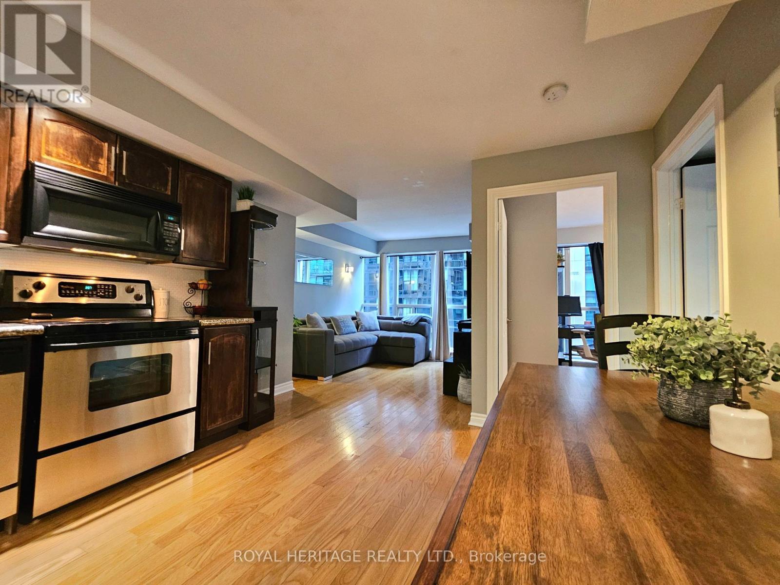 807 - 270 Wellington Street W, Toronto, ON - Indoor Photo Showing Kitchen