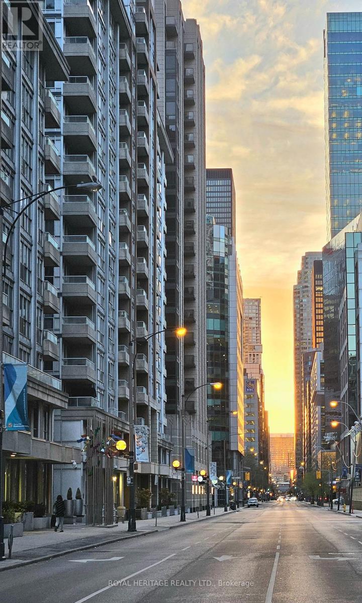 807 - 270 Wellington Street W, Toronto, ON - Outdoor With Facade