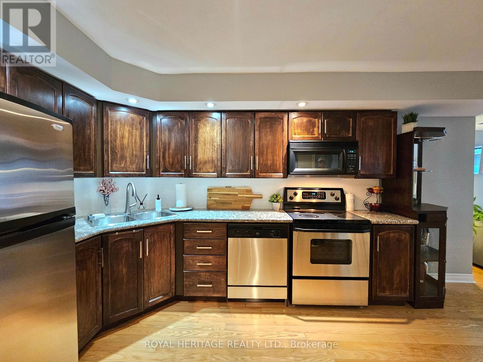 807 - 270 Wellington Street W, Toronto, ON - Indoor Photo Showing Kitchen With Double Sink