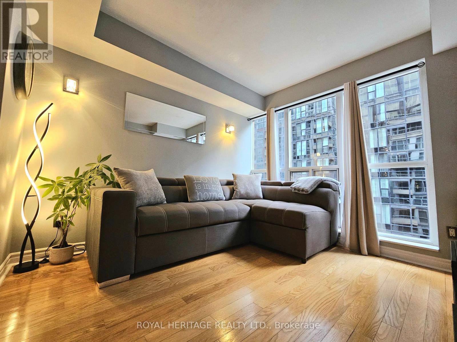 807 - 270 Wellington Street W, Toronto, ON - Indoor Photo Showing Living Room