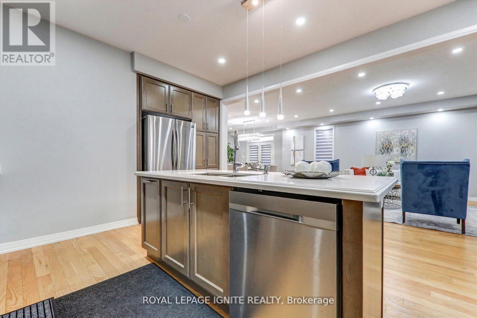 101 East Shore Drive, Clarington, ON - Indoor Photo Showing Kitchen With Upgraded Kitchen
