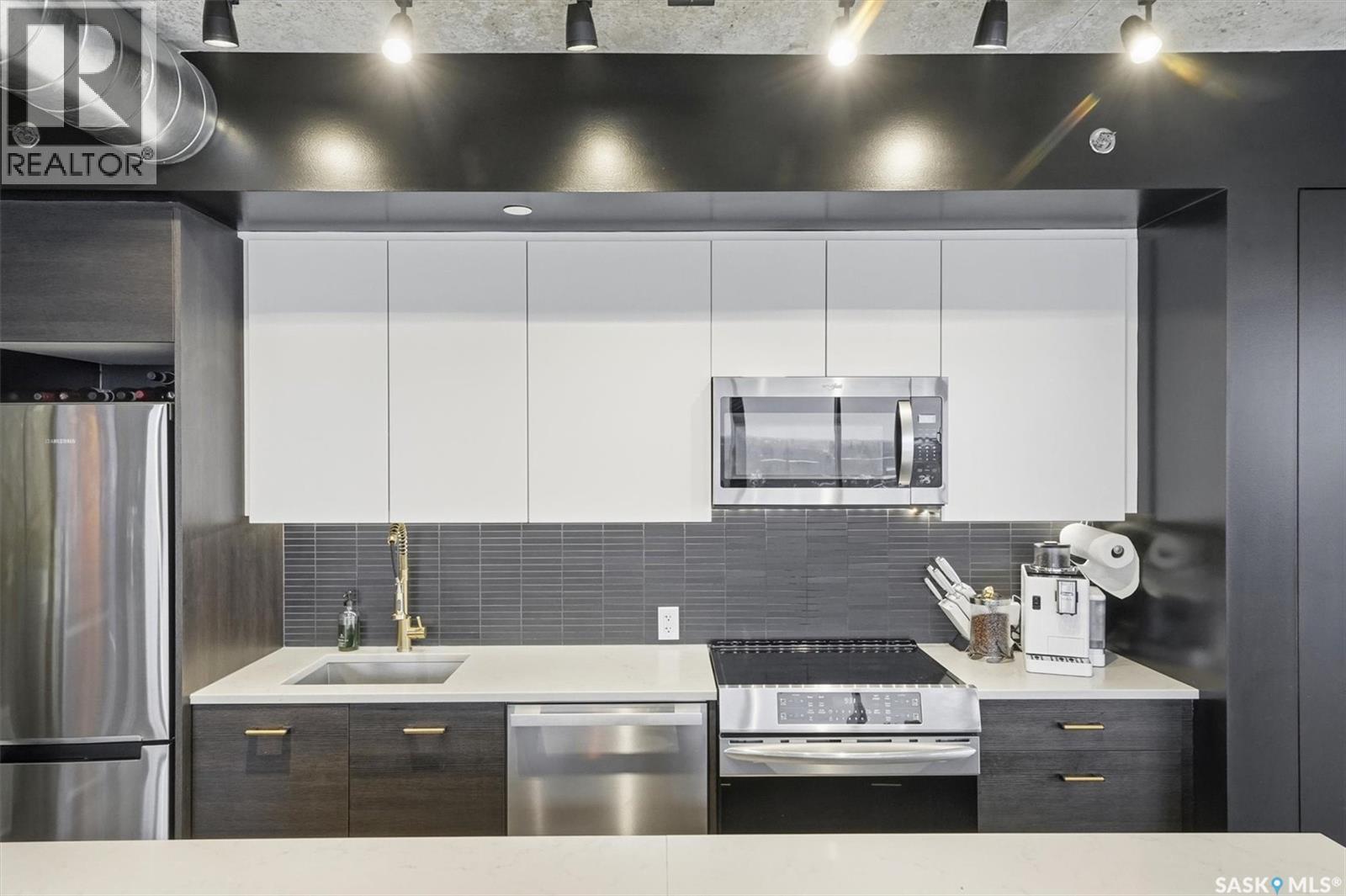 1505 490 2Nd Avenue S, Saskatoon, SK - Indoor Photo Showing Kitchen With Stainless Steel Kitchen With Upgraded Kitchen