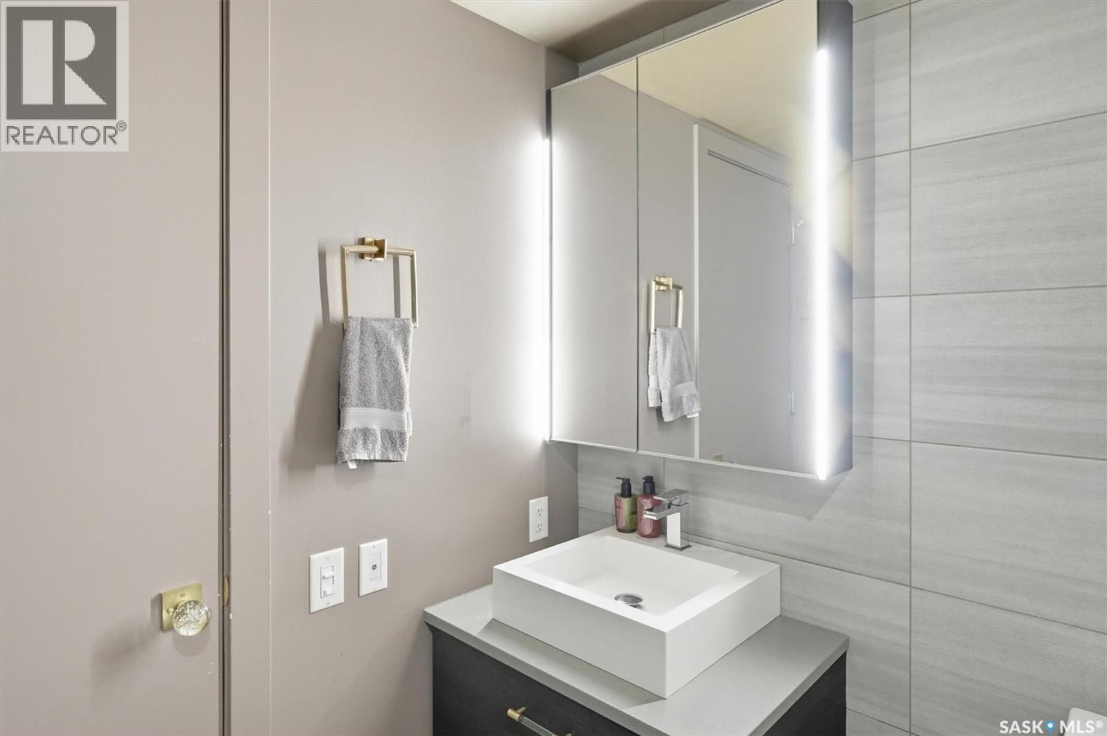 1505 490 2Nd Avenue S, Saskatoon, SK - Indoor Photo Showing Bathroom