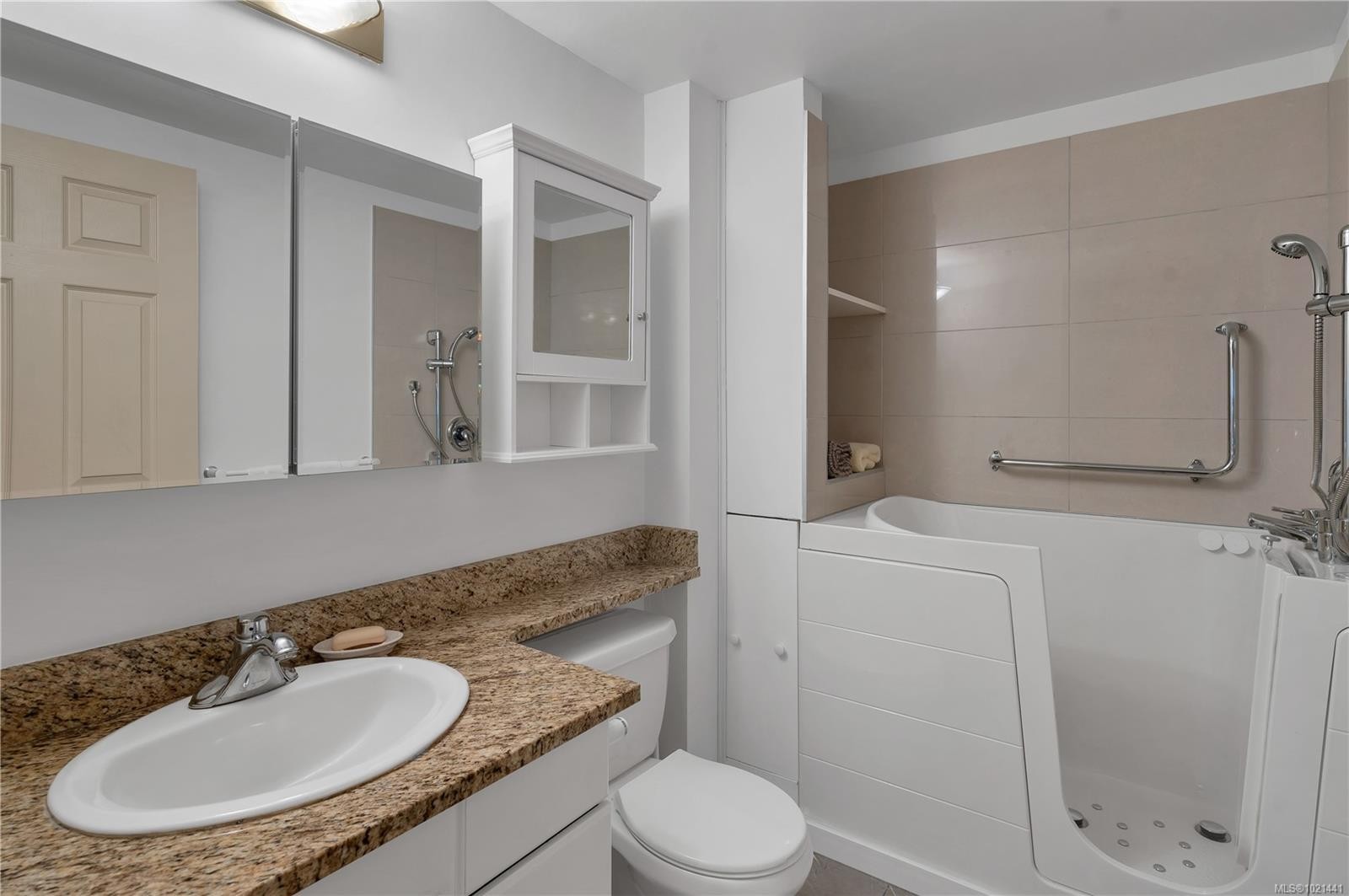 108-1350 Island Hwy South, Campbell River, BC - Indoor Photo Showing Bathroom