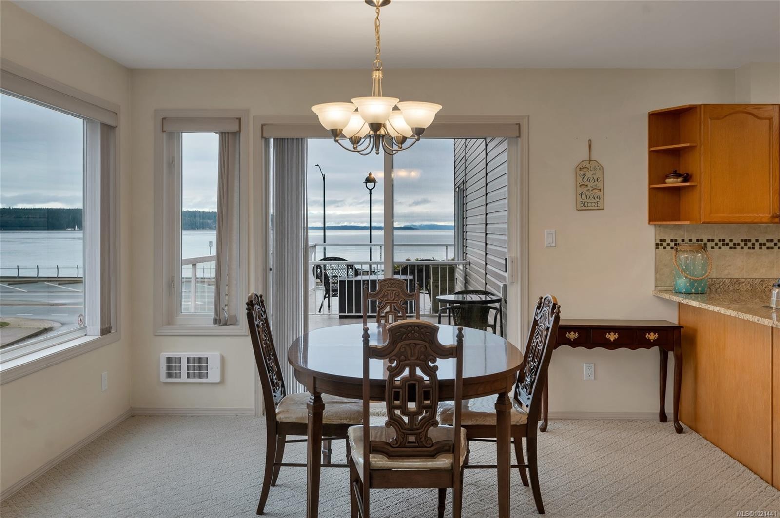 108-1350 Island Hwy South, Campbell River, BC - Indoor Photo Showing Dining Room