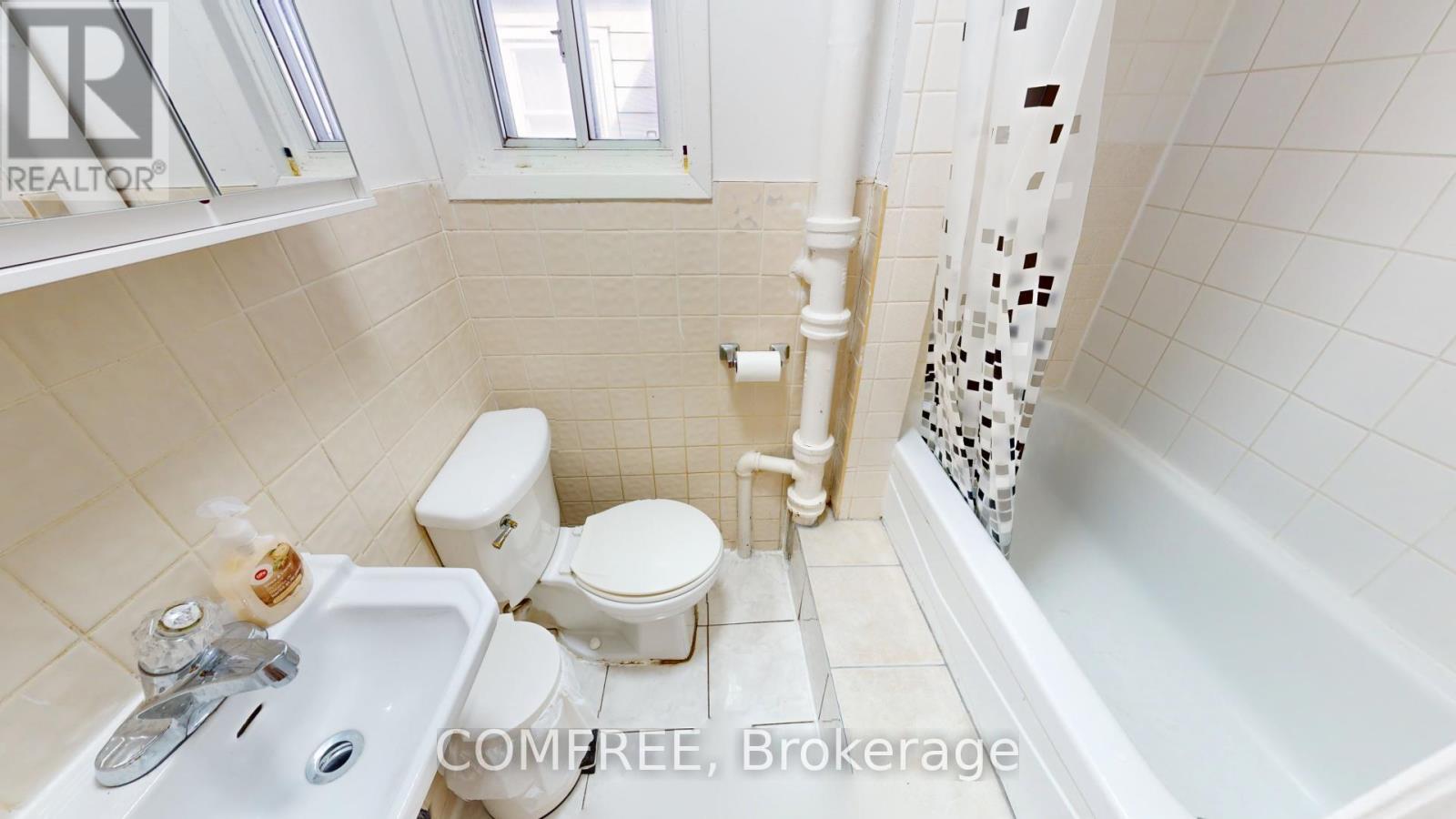 36 Mitchell Avenue, Toronto (Niagara), ON - Indoor Photo Showing Bathroom