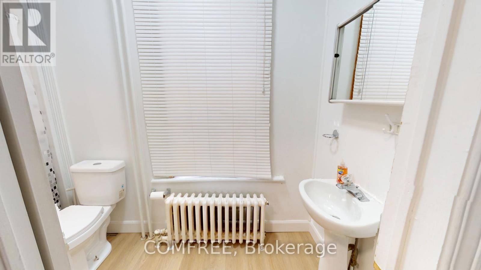 36 Mitchell Avenue, Toronto (Niagara), ON - Indoor Photo Showing Bathroom